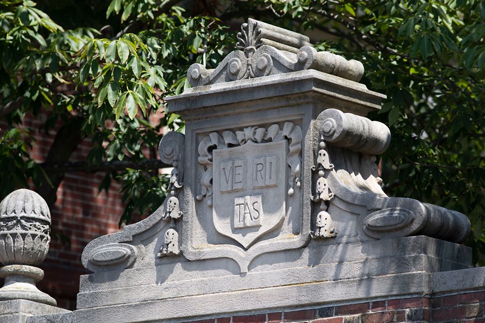 哈佛大學校訓「真理」（Veritas）。（網路截圖：Facebook/Harvard University）