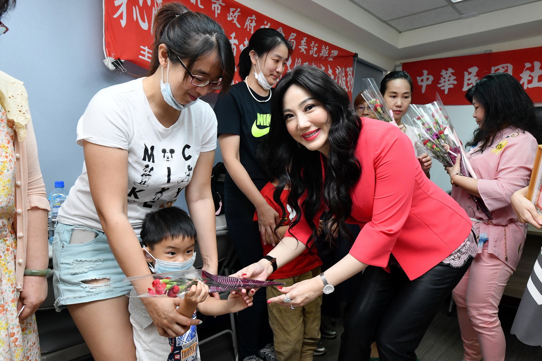 沈嶸出席母親節公益活動。（沈嶸魔法學院提供）