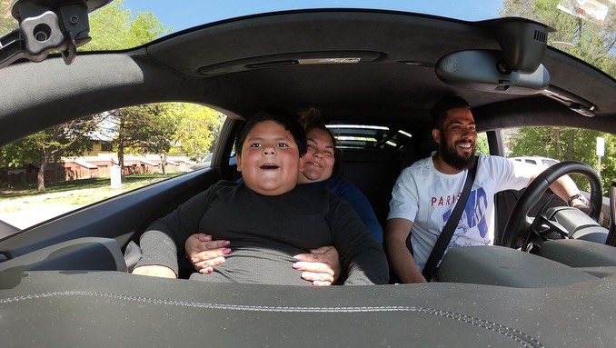 帶90元想買藍寶堅尼的5歲男童，如願坐上藍寶堅尼兜風。（翻攝自Jeremy Neves臉書）