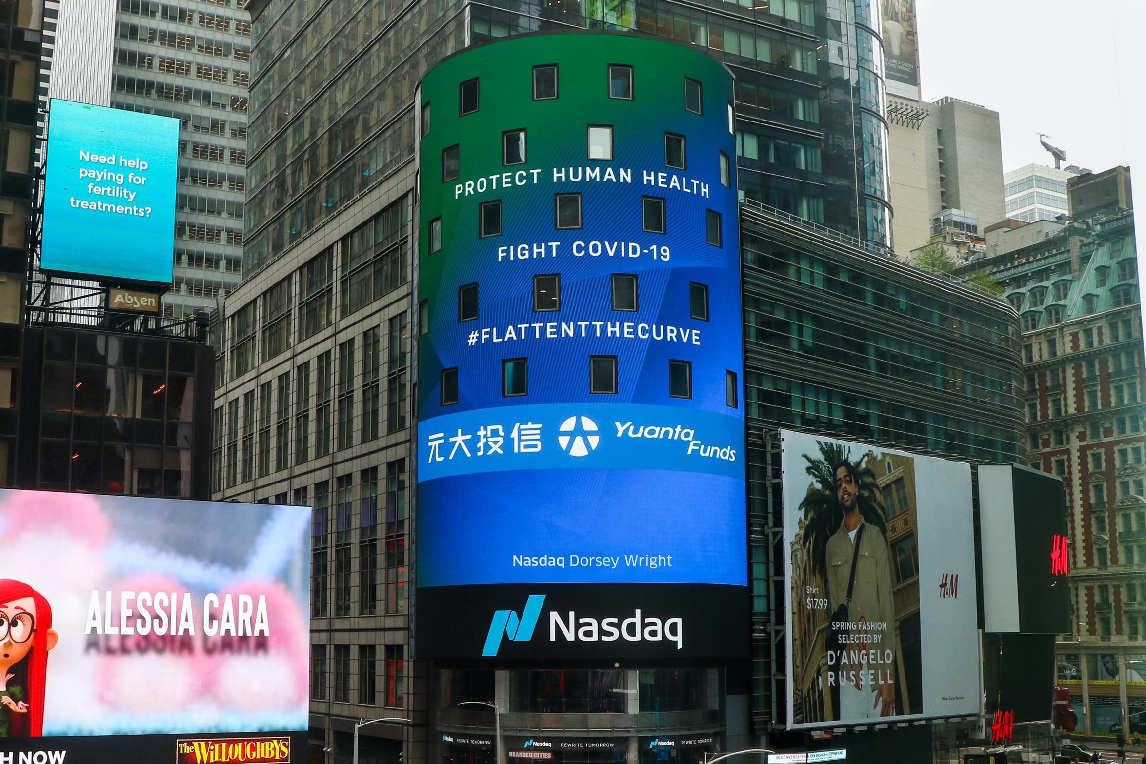 支持抗疫，元大投信與Nasdaq合作，在電視牆上登出暖心標語散播正能量。（元大投信提供）