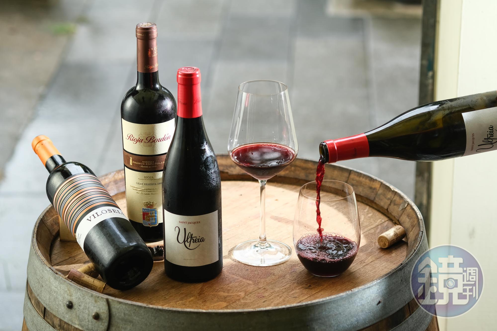 清新有果香味的「 Ultreia Saint Jacques 2017」(右起);珍稀20年老酒「Rioja Bordon Gran Reserva 1999」;有苺果乾和乾燥花香;和有巧克力、胡椒味的混釀紅酒「Tomas Cusine Vilosell 2016」。(新生活葡萄酒,價格請洽店家)