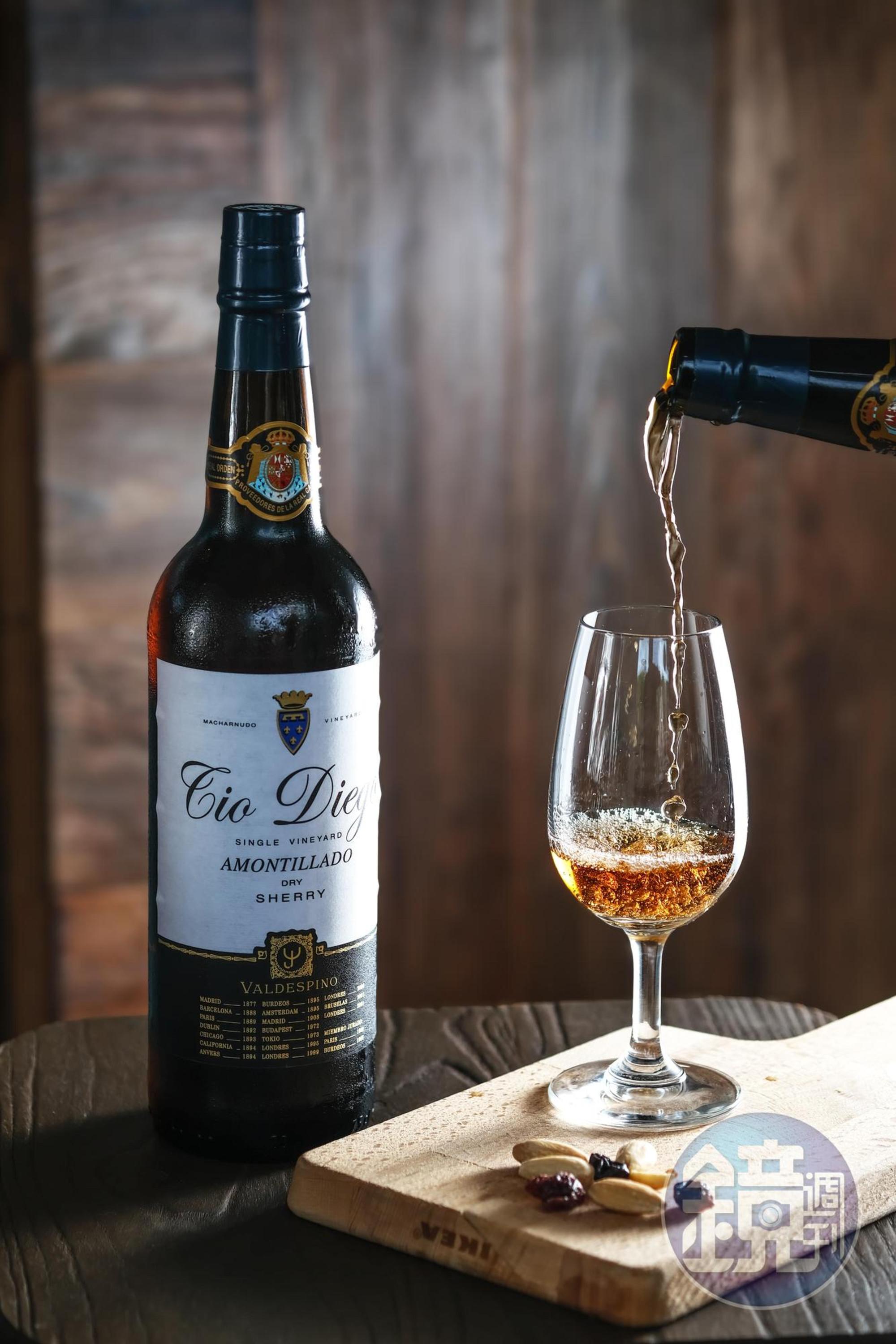 放在橡木桶成年的雪莉酒「Valdespino Tio Diego Amontillado」有木質調與堅果香氣,酒體輕巧不濃膩。(新生活葡萄酒,價格請洽店家)