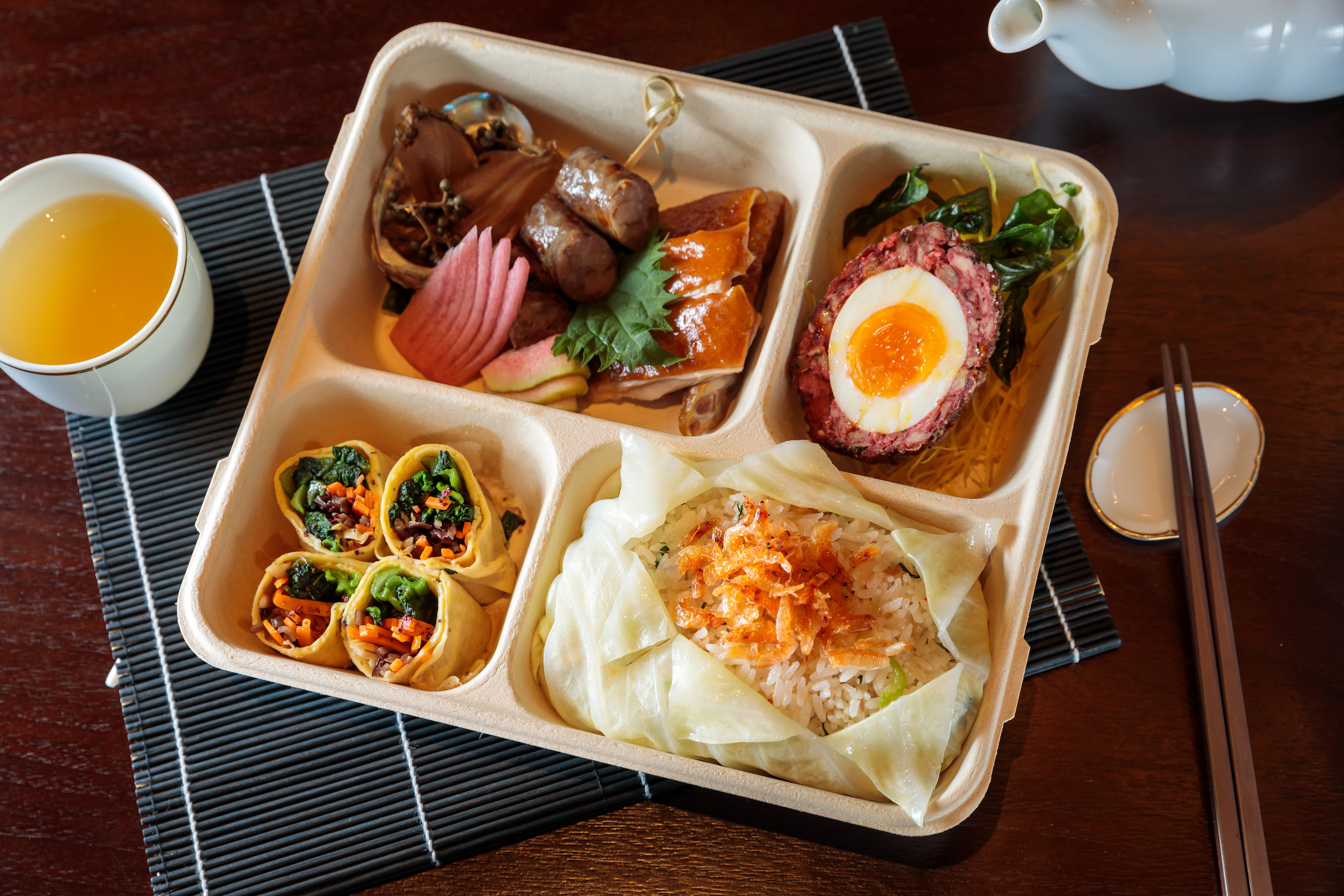 「吉‧星級台式手工精緻餐盒」主食為「櫻花蝦菜飯」及紅糟雞肉裹覆溏心蛋酥炸的「圓滿無缺」。（380元／盒）