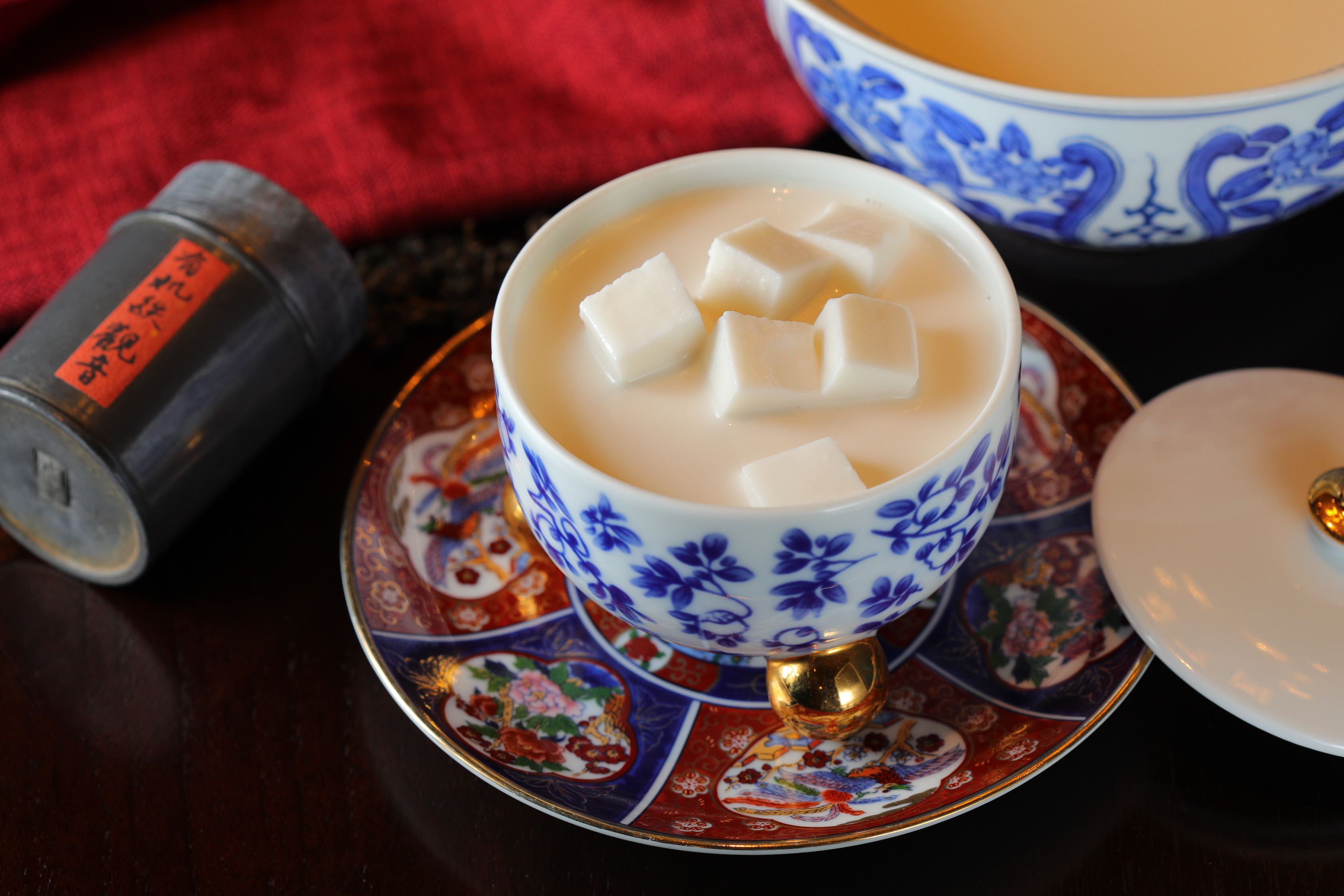 招牌甜品「手工杏仁豆腐」在3套價位不同的「四人外送合菜」中皆有。（3,680、4880元／套）