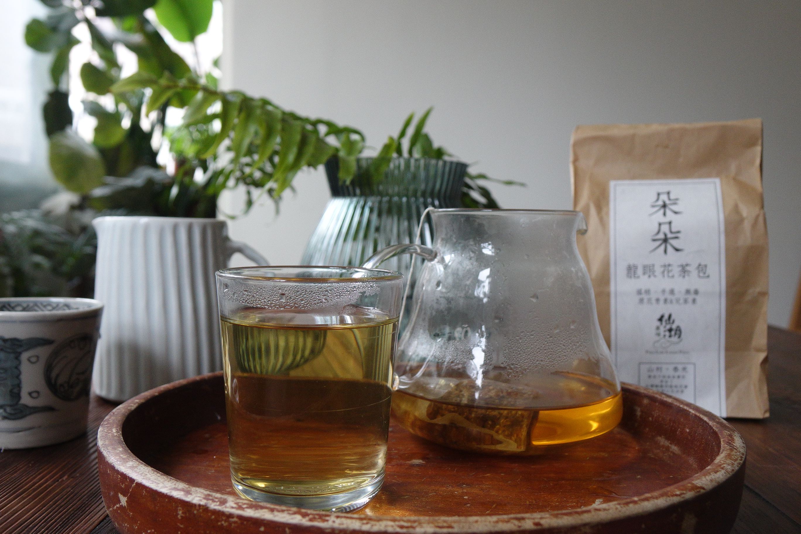 「仙湖休閒農場」的「朵朵龍眼花茶包」是我新發現的好茶，成份無咖啡因，春天限定採收，帶有季節芬美的滋味。