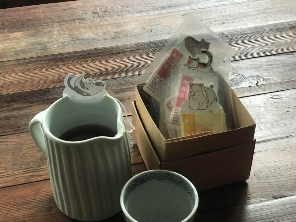 喝茶還有貓咪杯緣子，這樣即使喝茶配工作也比較甘願。