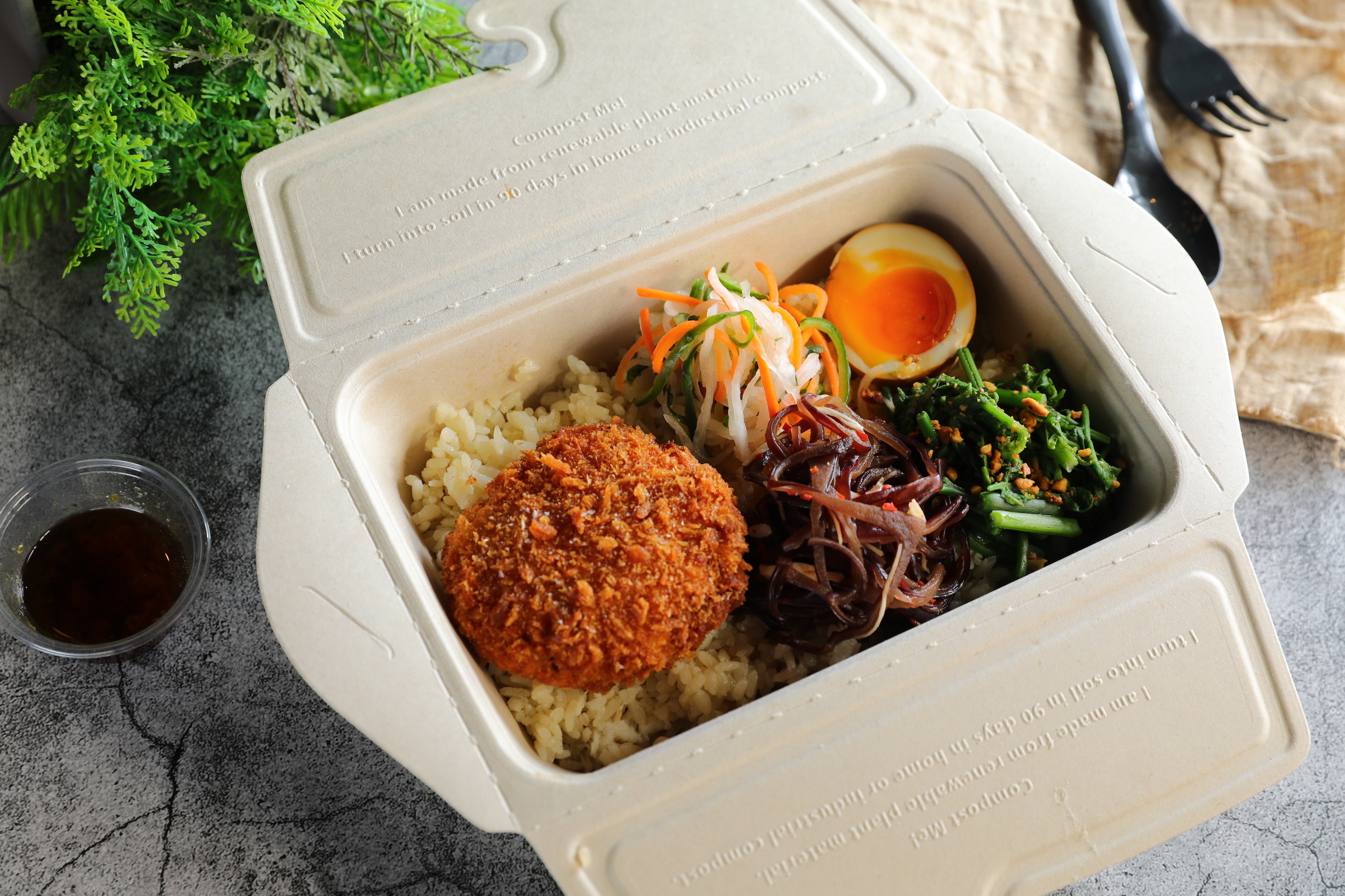 Longtail「梅子醬香酥蝦餅飯」加入椰奶、香茅等香料的香酥蝦餅沾佐梅子醬，酸香解膩。（380元／盒）