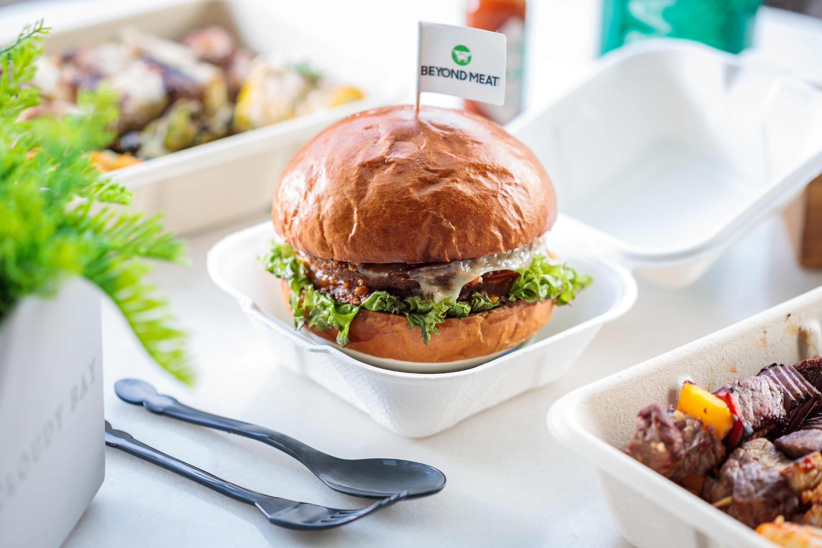 WILDWOOD推出「Beyond Meat」的「未來漢堡」供蔬食者選擇。（480元／份）