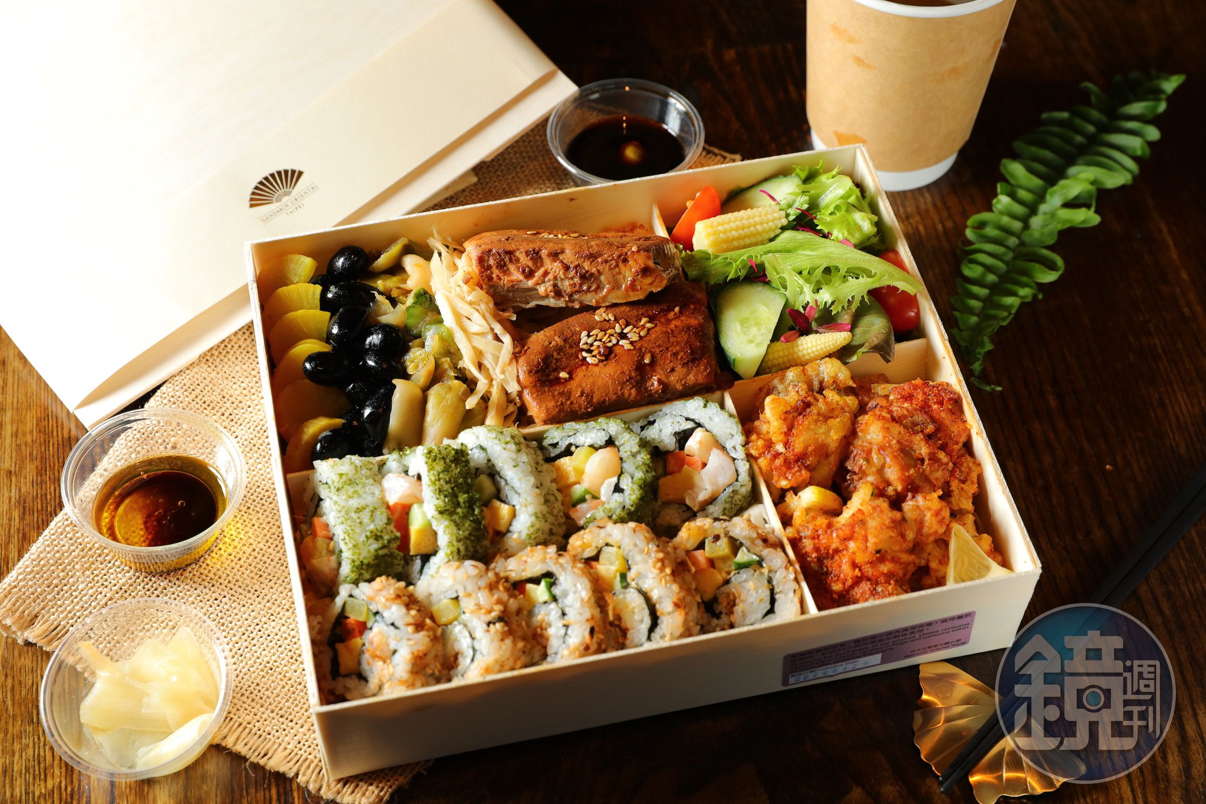 「日式雙饗」便當有照燒鮭魚、唐揚炸雞及海苔壽司捲，份量澎湃。（600元／份）