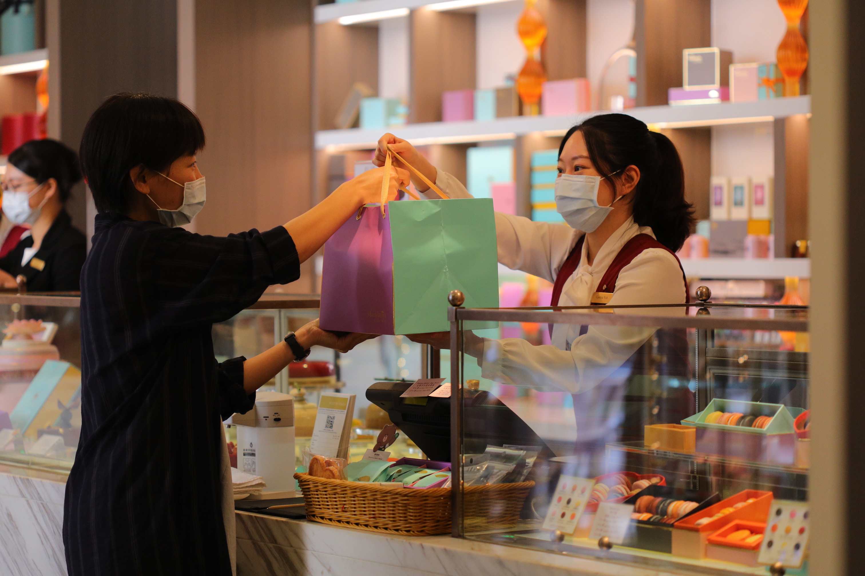 只要外帶文華東方酒店館內三間餐廳任一家，都在一樓文華餅房取貨。