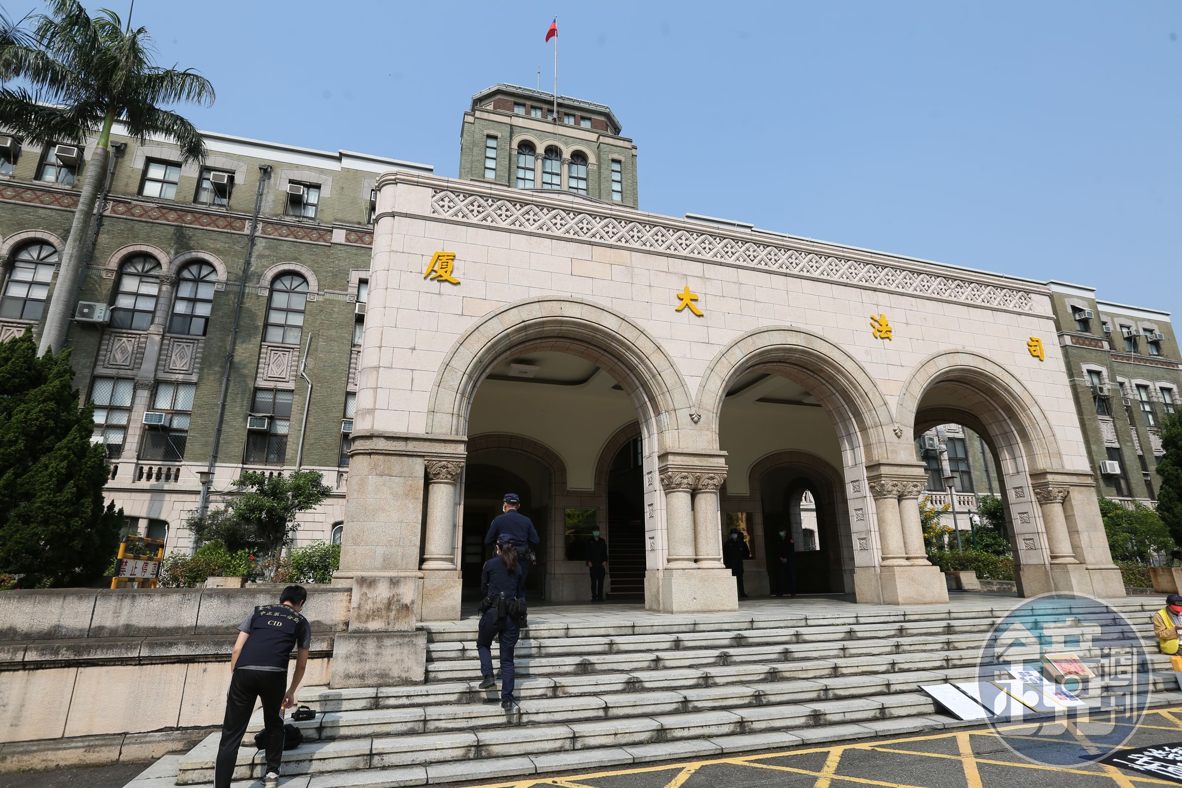 由全國基層檢察官組成的劍青檢改質疑，司改會趁殺警案民怨，私下與司法院密室協商推陪審制，恐違反《遊說法》。圖為司法院大樓。（本刊資料照）