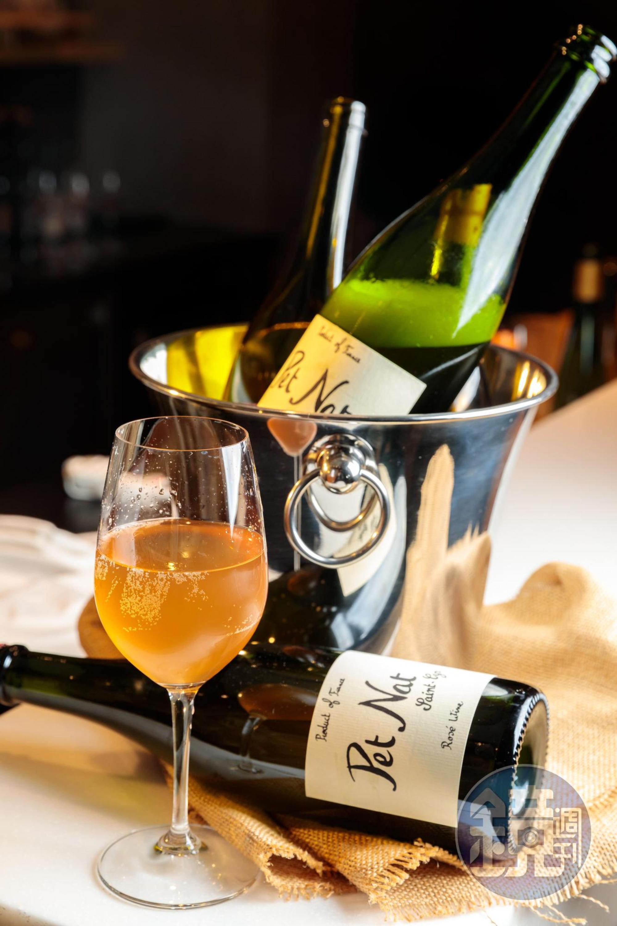 未過濾氣泡酒「Domaine Saint Cyr “Pet Nat”, Beaujolais, France 」帶蘋果、桃子的酸脆果汁感,清新易飲。(WINE NOT wine shop,1,400元/瓶)