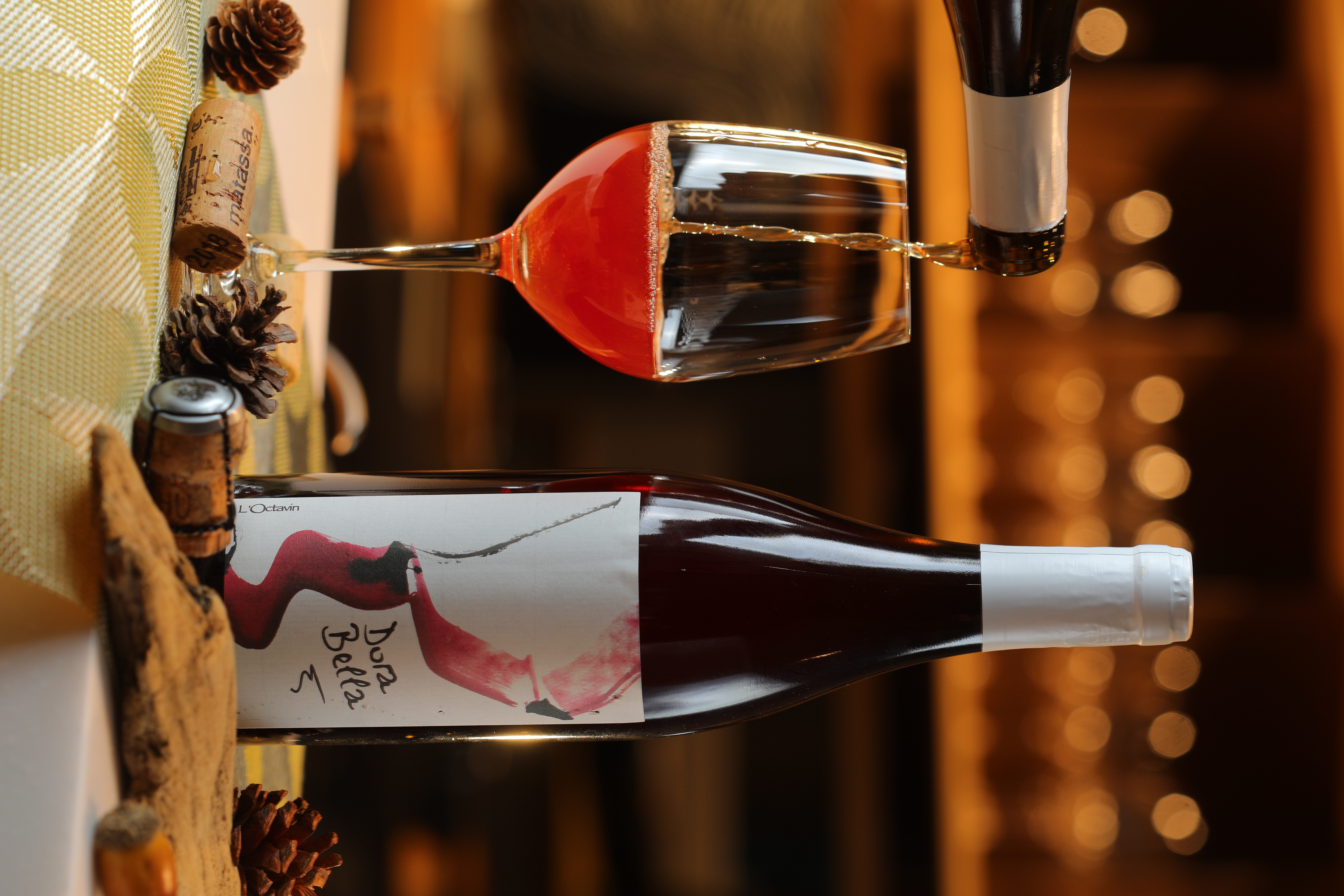 帶熟成茶香的「Domaine de l'Octavin Arbors Rouge Dorabella, Jura, France 」香氣飄逸，質感澄淨鮮酸。（WINE NOT wine shop，2,080元／瓶）