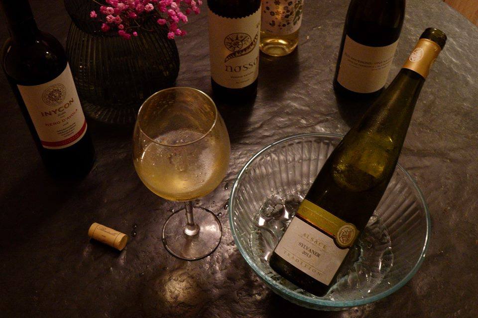 半夜趕工，還好有像「50/45 Winehaus」這樣非典型的葡萄酒吧可以外帶酒款。（50/45 Winehaus，酒款及價格請洽店家）