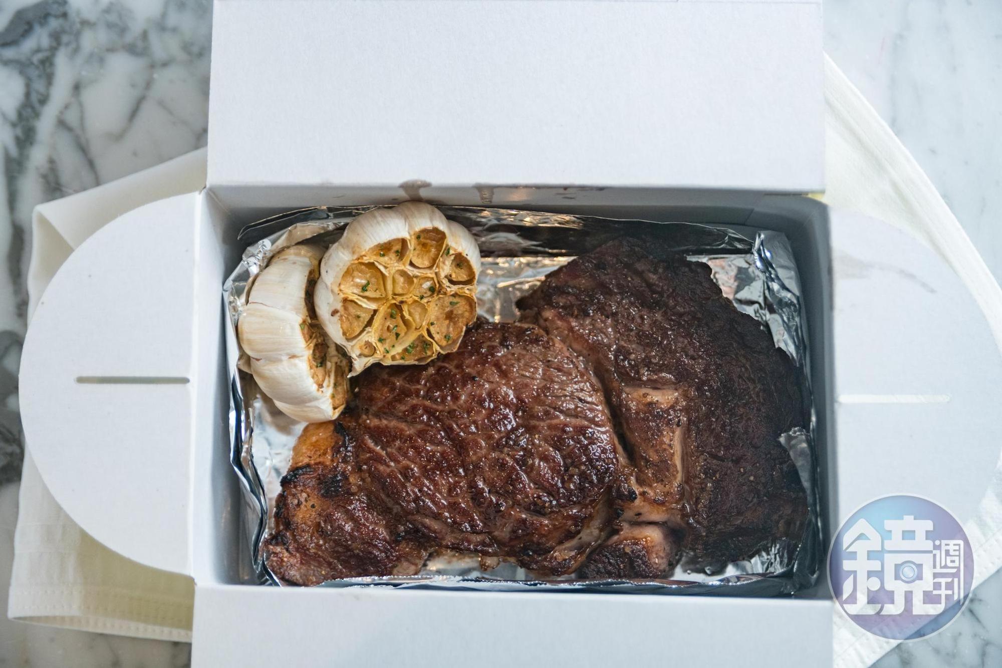 為了鎖住高溫與肉汁，外帶牛排保持原塊不切，直接裝盒。