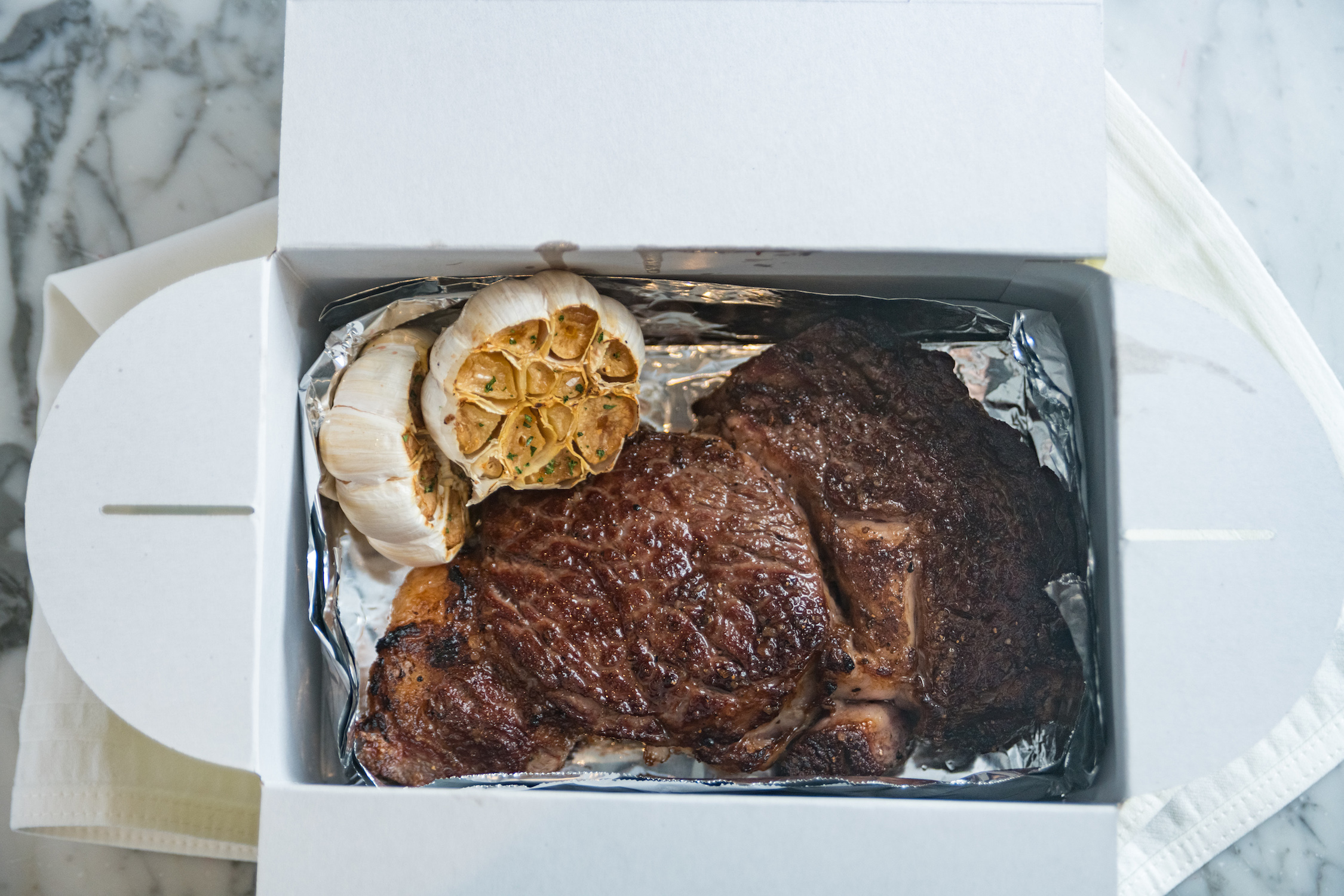 為了鎖住高溫與肉汁，外帶牛排保持原塊不切，直接裝盒。