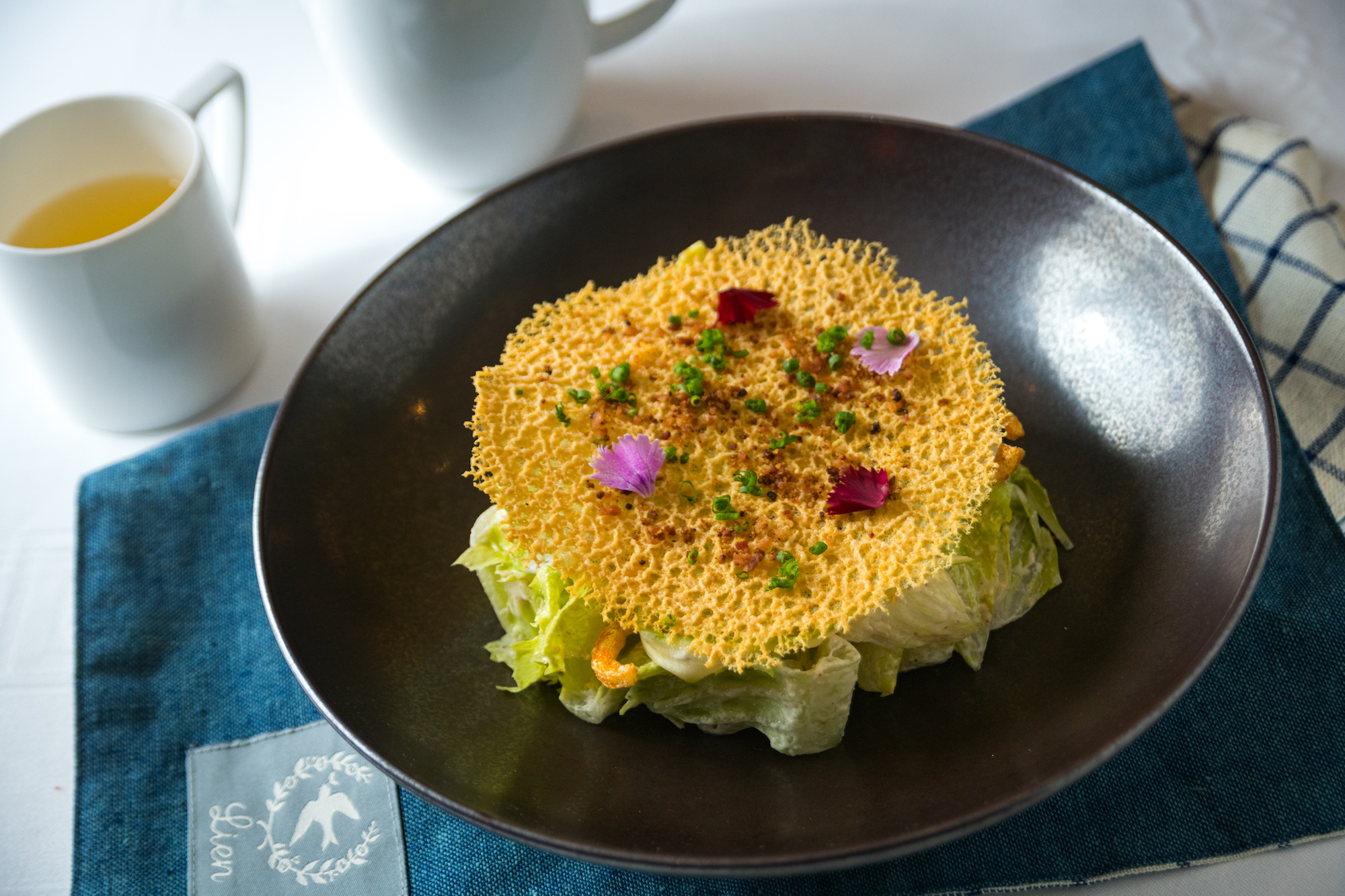 副餐凱薩沙拉外帶時將醬料與生菜分開。（2,800元／2人份牛排套餐內容）