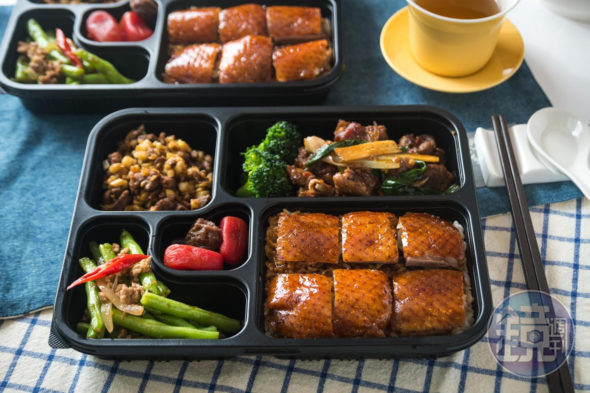 「華泰鴨香寶」外帶餐盒有片鴨壽司飯、醬炒鴨鬆丁、薑蔥炒鴨骨等相當豐富。（199元／份）