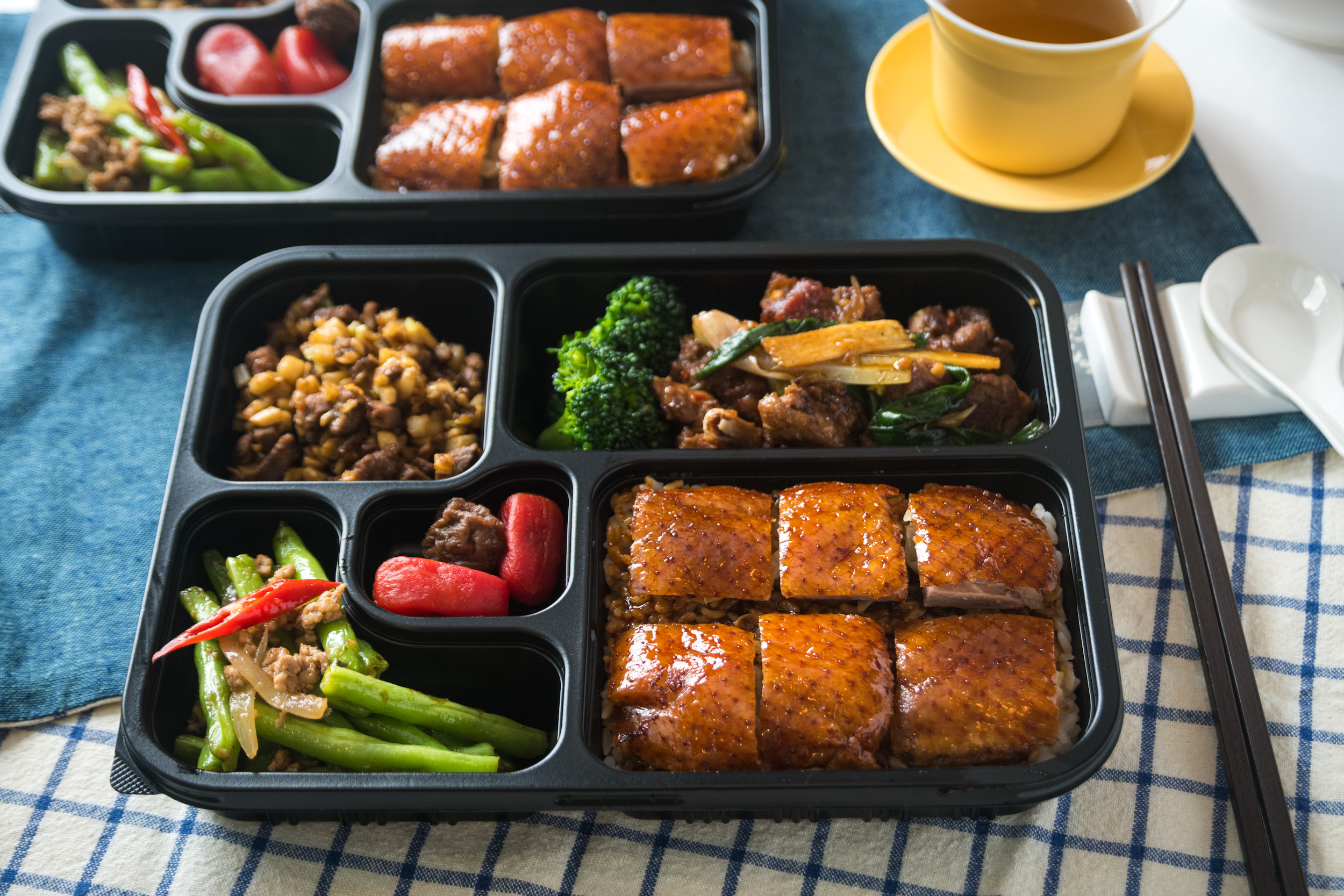 「華泰鴨香寶」外帶餐盒有片鴨壽司飯、醬炒鴨鬆丁、薑蔥炒鴨骨等相當豐富。（199元／份）