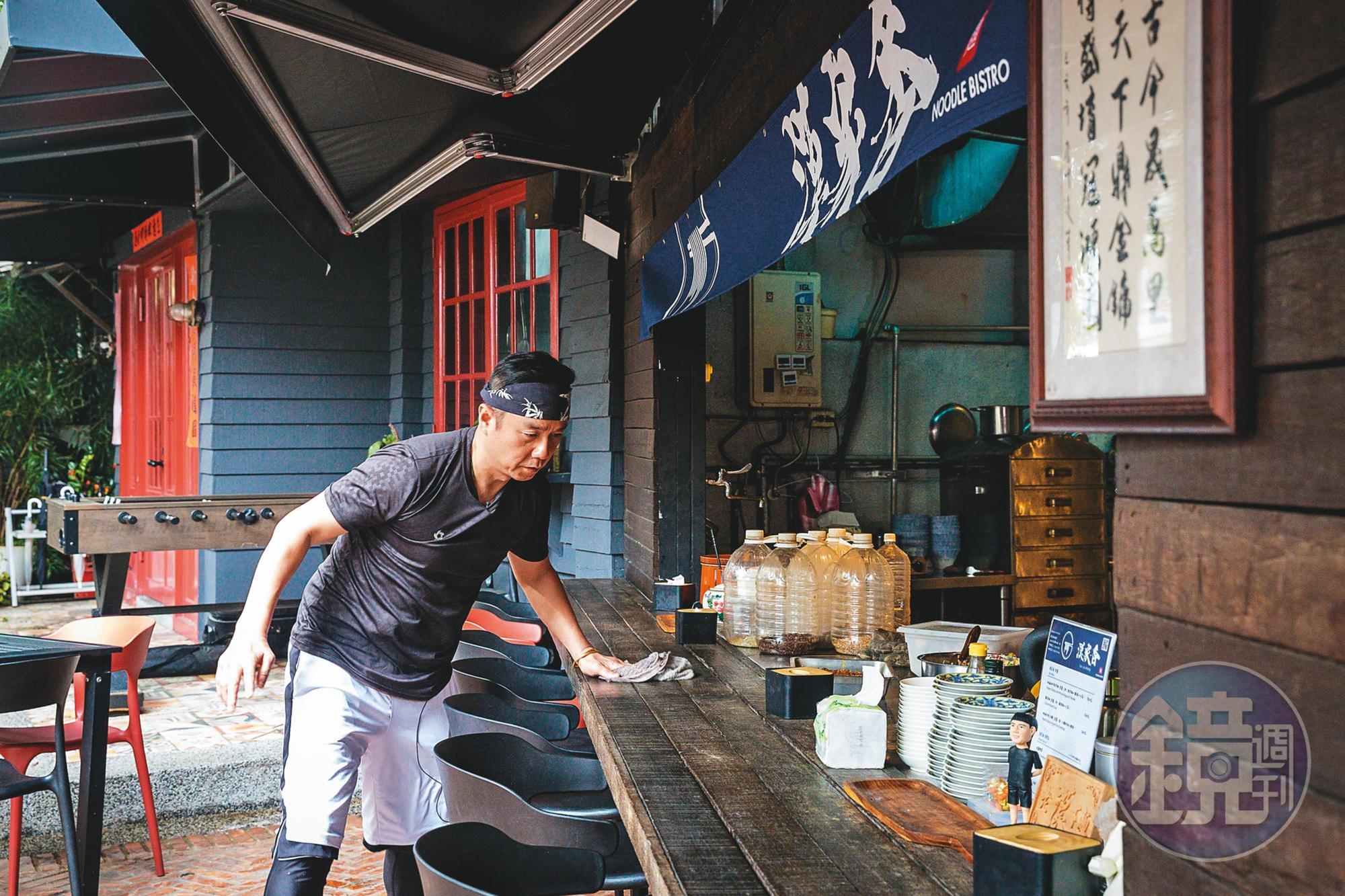 張兆漢每天一早5點採買，8點準時到店裡備料，11點營業，麵店所有工作都他一人做。
