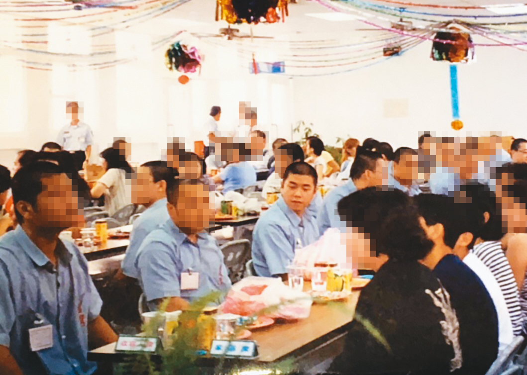 陸續入獄17年，張兆漢的青春歲月都在牢裡度過。爸媽雖早離異，但都沒放棄他，圖為母親節懇親會。3年前出獄後，他以椒麻醬重啟人生。（張兆漢提供）