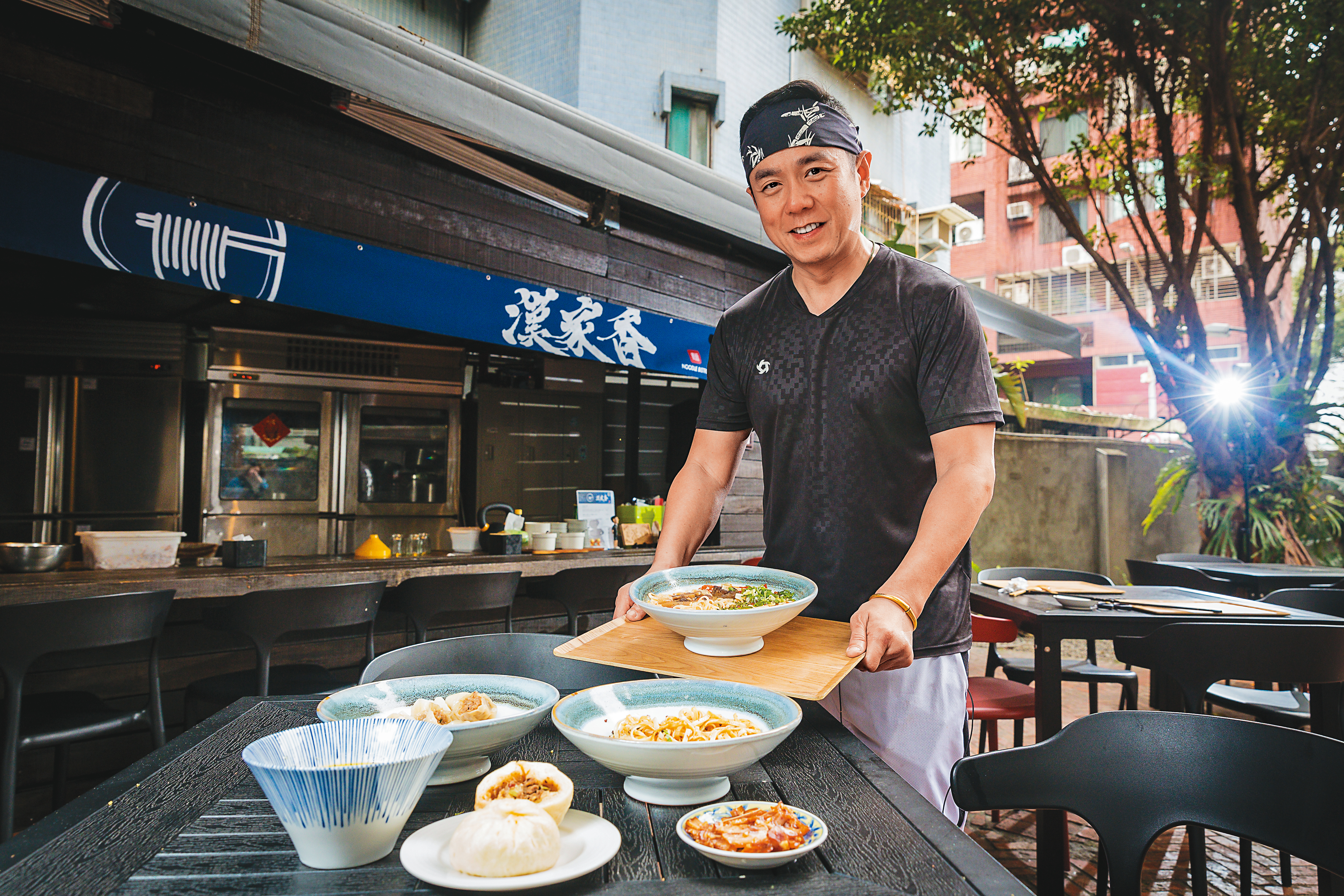 張兆漢曾經進出監獄4次，蹲17年苦牢，3年前出獄後，徹底揮別匪類的自己。從網路賣椒麻醬到開實體店面，都是一人打拚，開啟自己的椒麻人生。