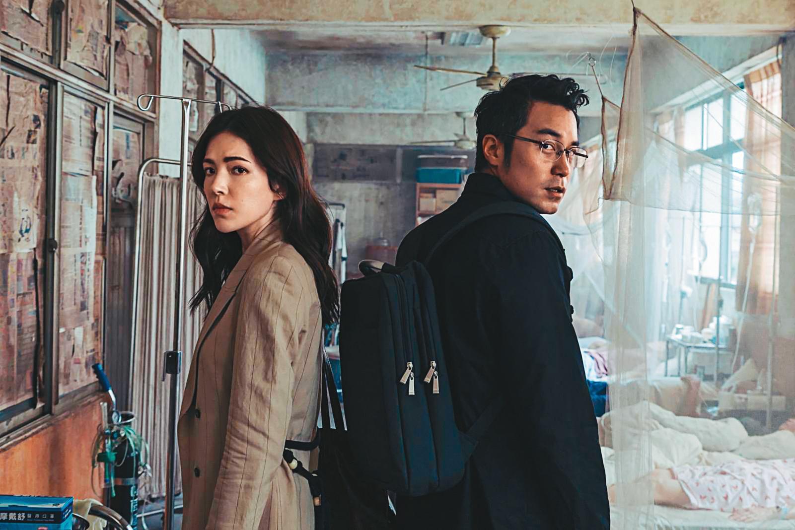 許瑋甯（左）和張孝全（右）主演台劇《誰是被害者》在Netflix排行榜榮登冠軍，成為討論焦點，該劇掌握了開場強大、收尾圓滿要點，而許瑋甯出場就亮眼，層次分明演技讓角色心境與成長真實呈現，頗獲好評。（Netflix提供）