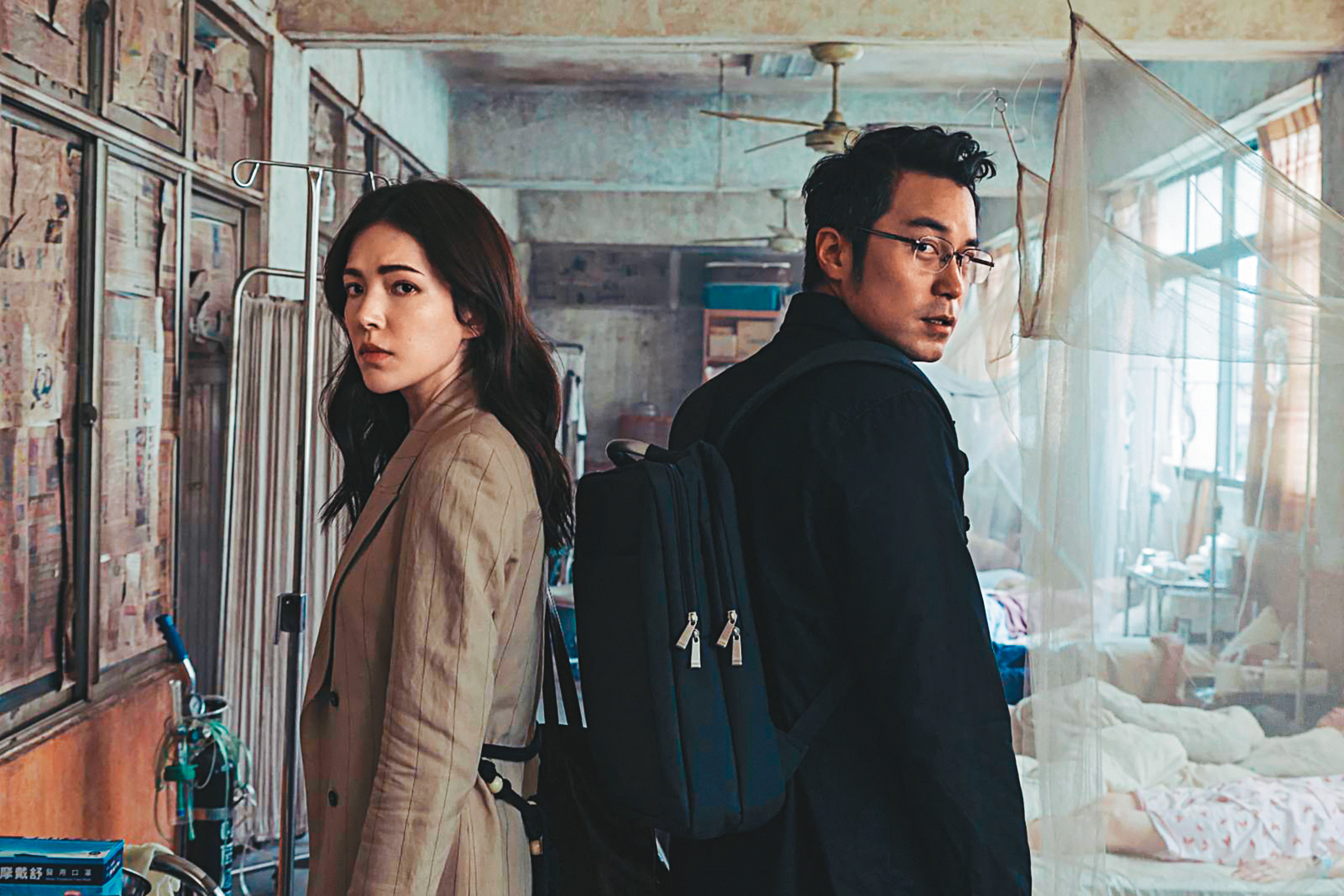 許瑋甯（左）和張孝全（右）主演台劇《誰是被害者》在Netflix排行榜榮登冠軍，成為討論焦點，該劇掌握了開場強大、收尾圓滿要點，而許瑋甯出場就亮眼，層次分明演技讓角色心境與成長真實呈現，頗獲好評。（Netflix提供）