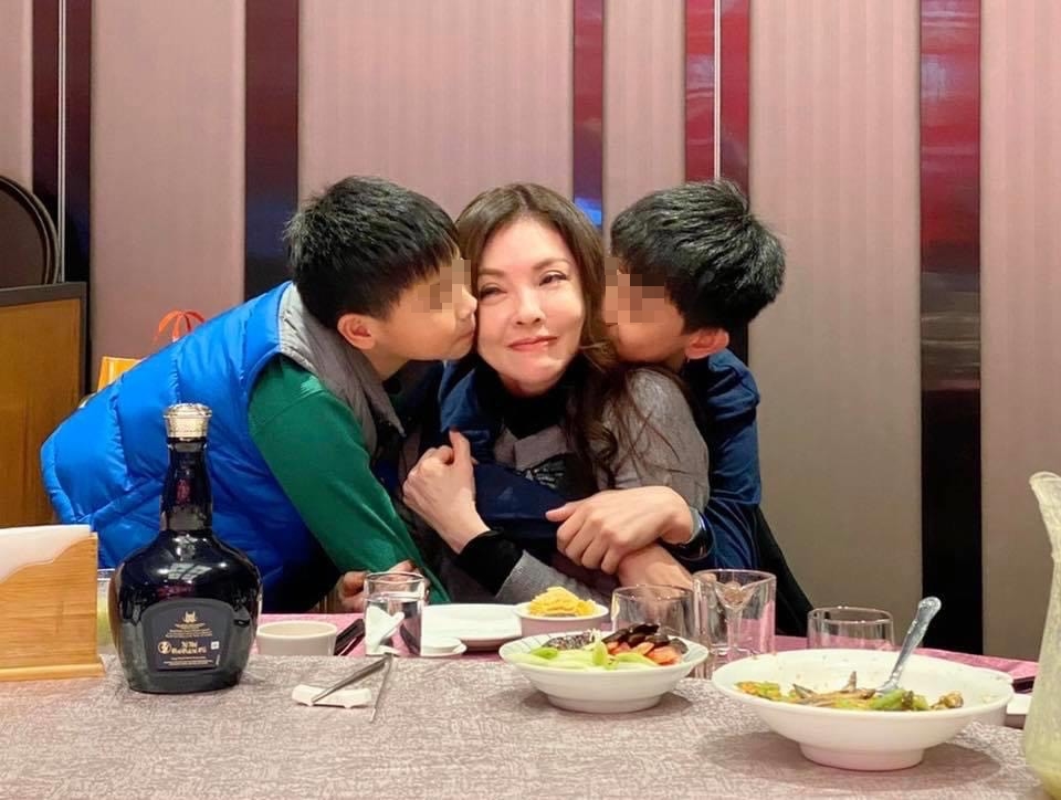 何如芸2子都在新加坡唸書。（翻攝自何如芸臉書）