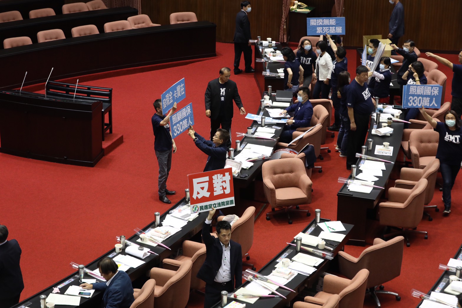 國民黨立委主張紓困應排富發放現金，但提案遭民進黨以優勢席次否決。