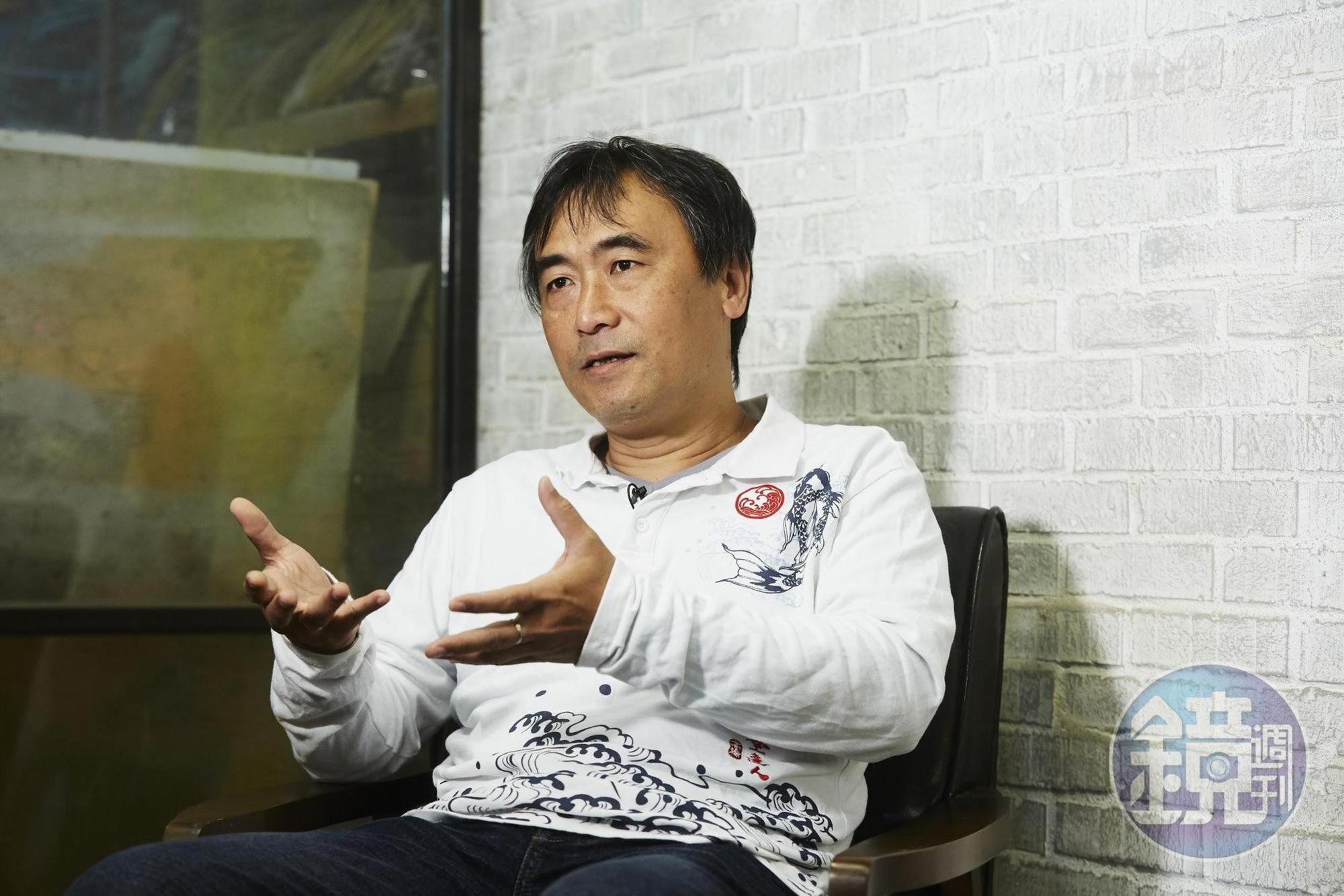陳新發認為親眼所見和影像有落差，所以還是經常去看古蹟，觀察不同物品的質感。（楊兆元攝影）