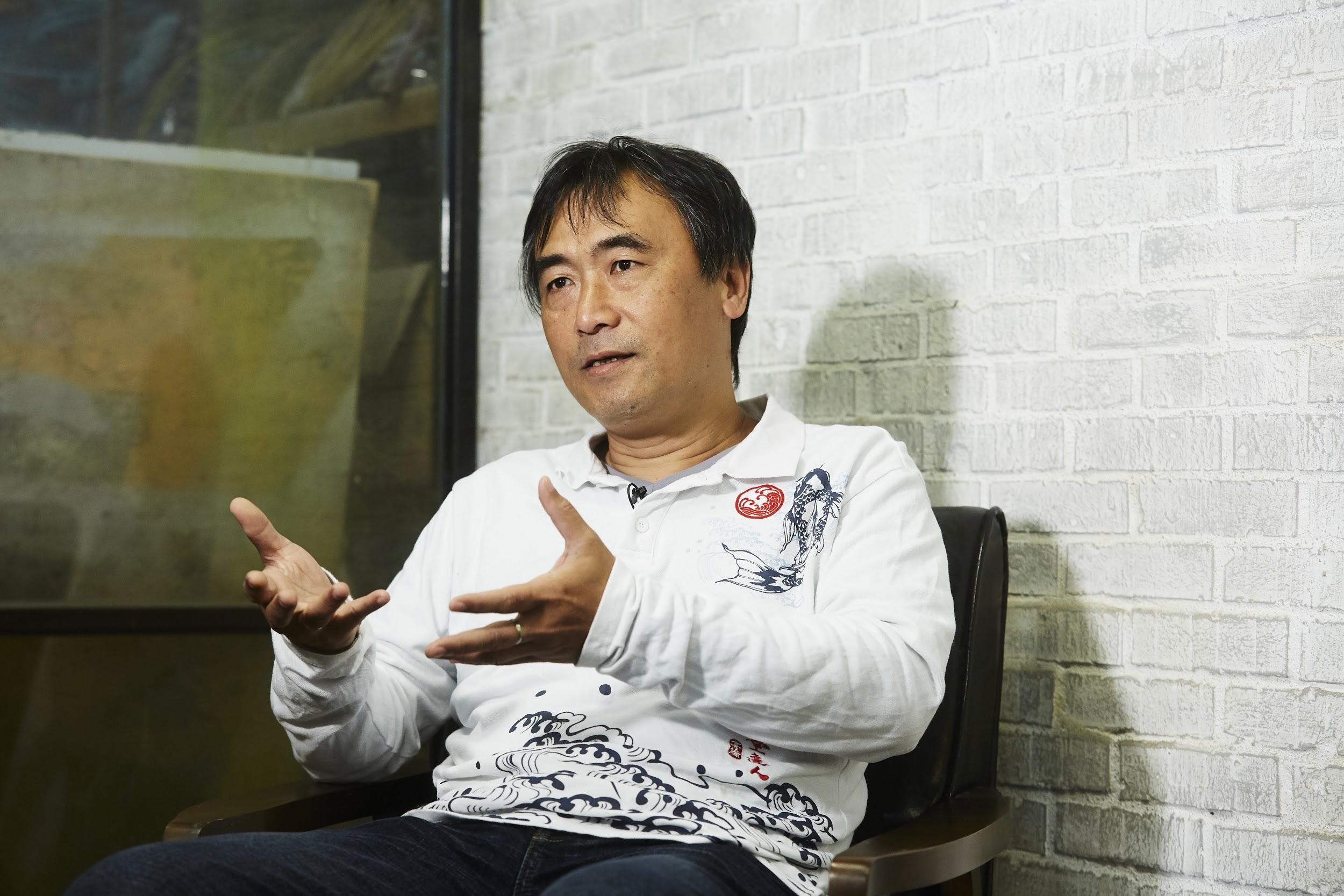 陳新發認為親眼所見和影像有落差,所以還是經常去看古蹟,觀察不同物品的質感。(楊兆元攝影)