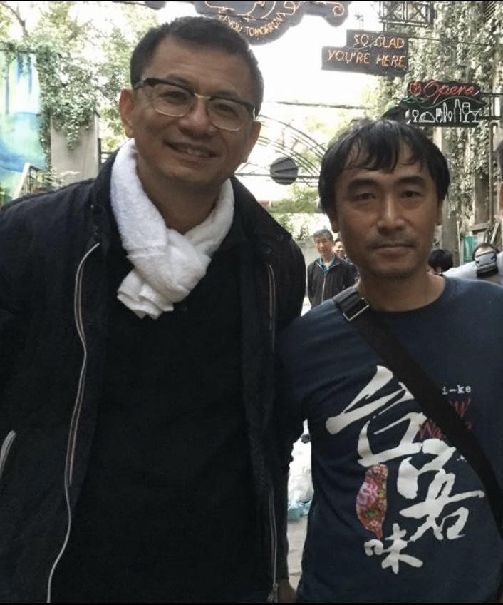 陳新發（右）曾參與王家衛（左）監製電影《擺渡人》。（陳新發提供）