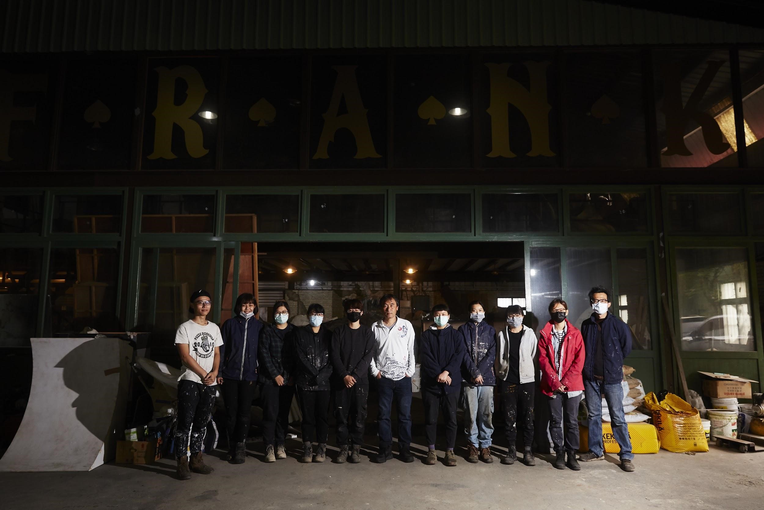 陳新發（中）與他所率領的「法蘭克質感團隊」。（楊兆元攝影）