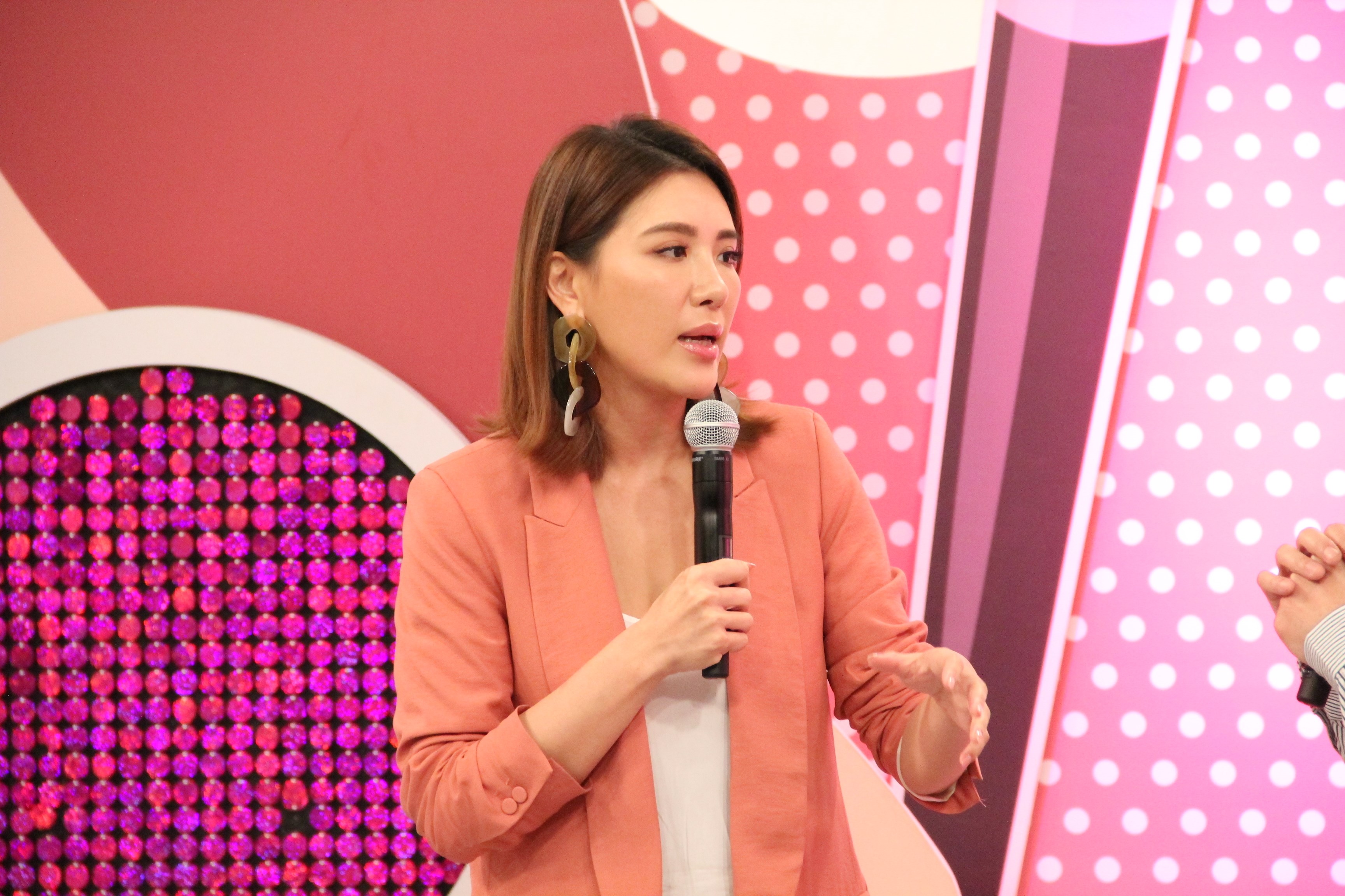 《聽媽媽的話》主持人小禎分享被伸鹹豬手的經過。(圖/年代提供)