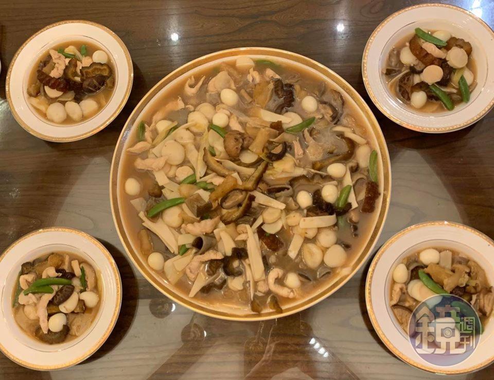 「燴海參」是一道傳統魯菜，也是我記憶中爸爸做的宴客菜。