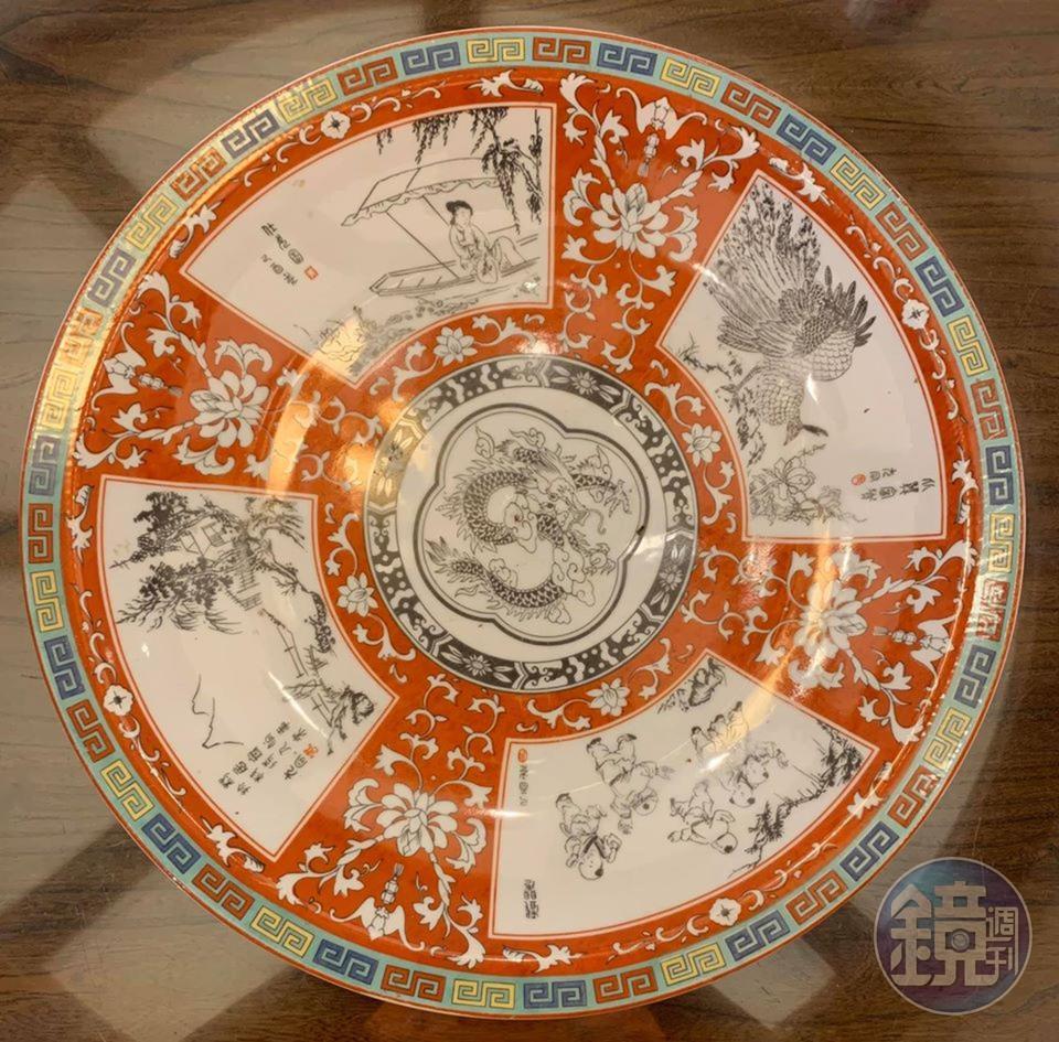 爸爸以前為了燴海參買的圓盤，是大同瓷器。
