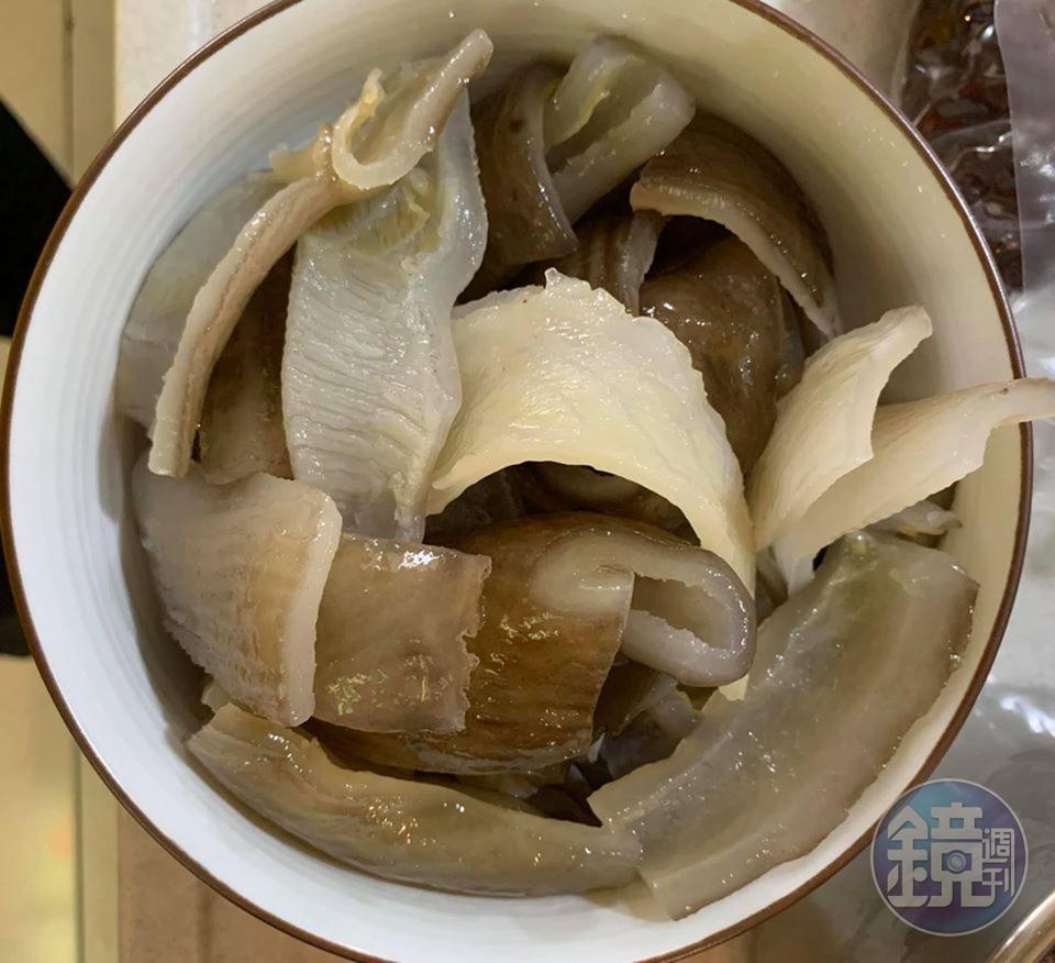 鯊魚皮是膠質的來源。