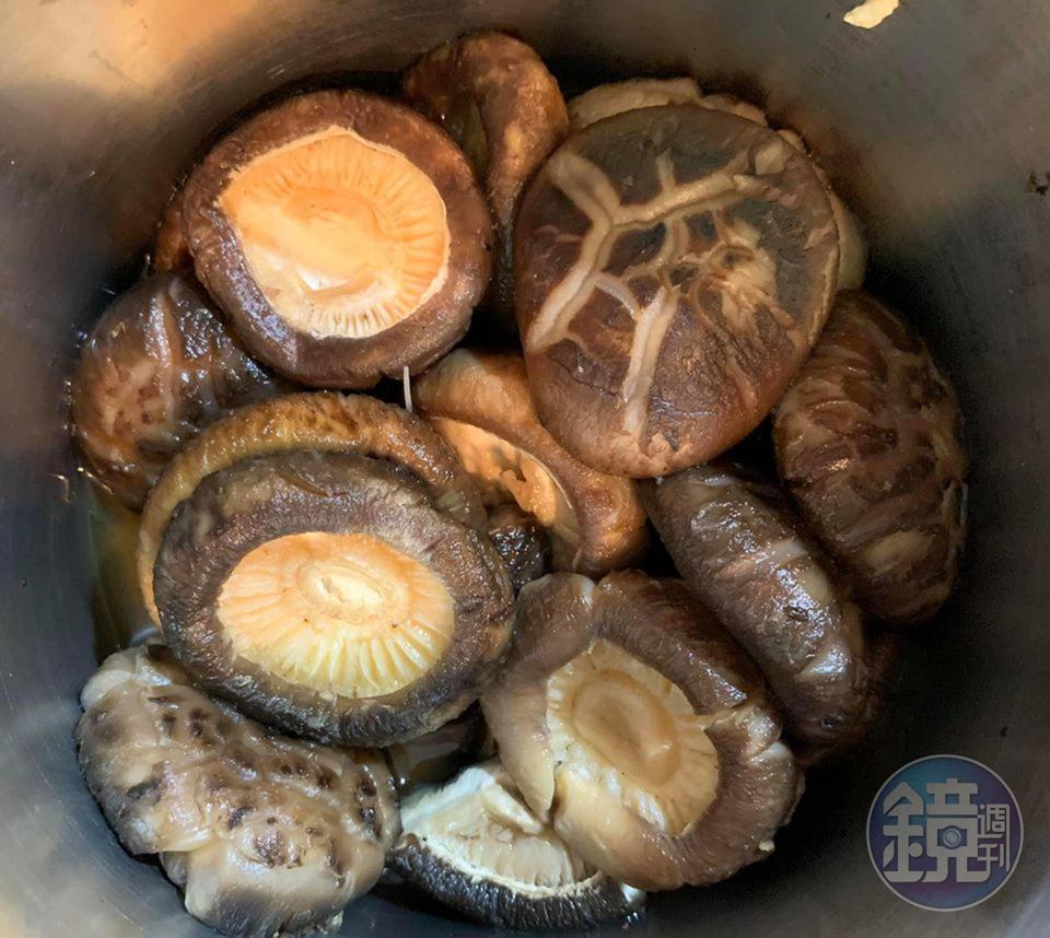 花菇泡水備用。