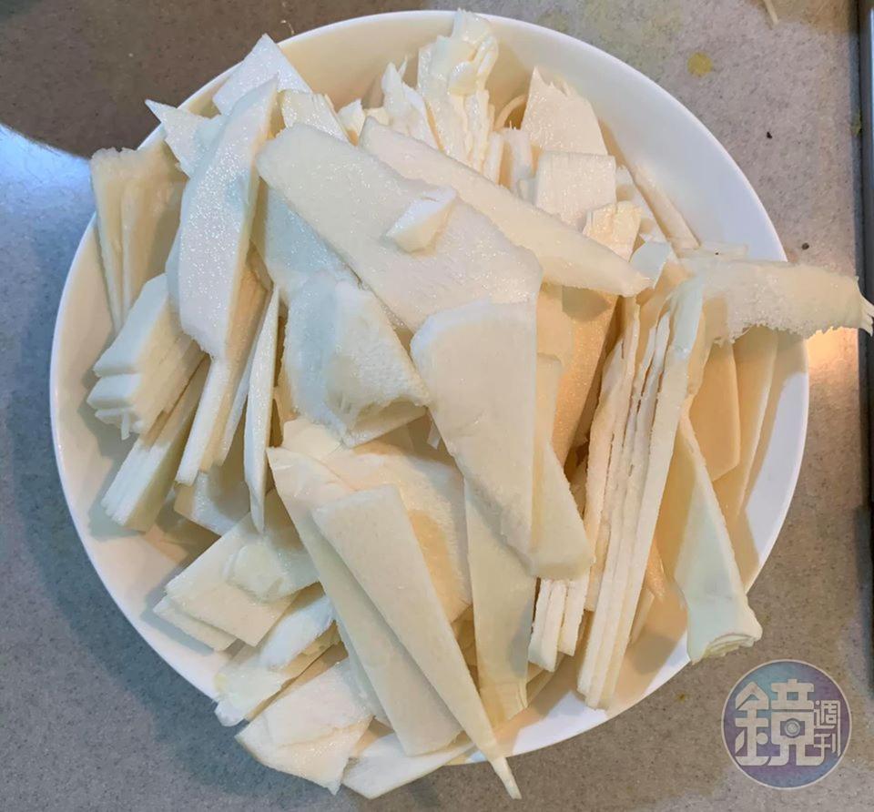 綠竹筍切成片。