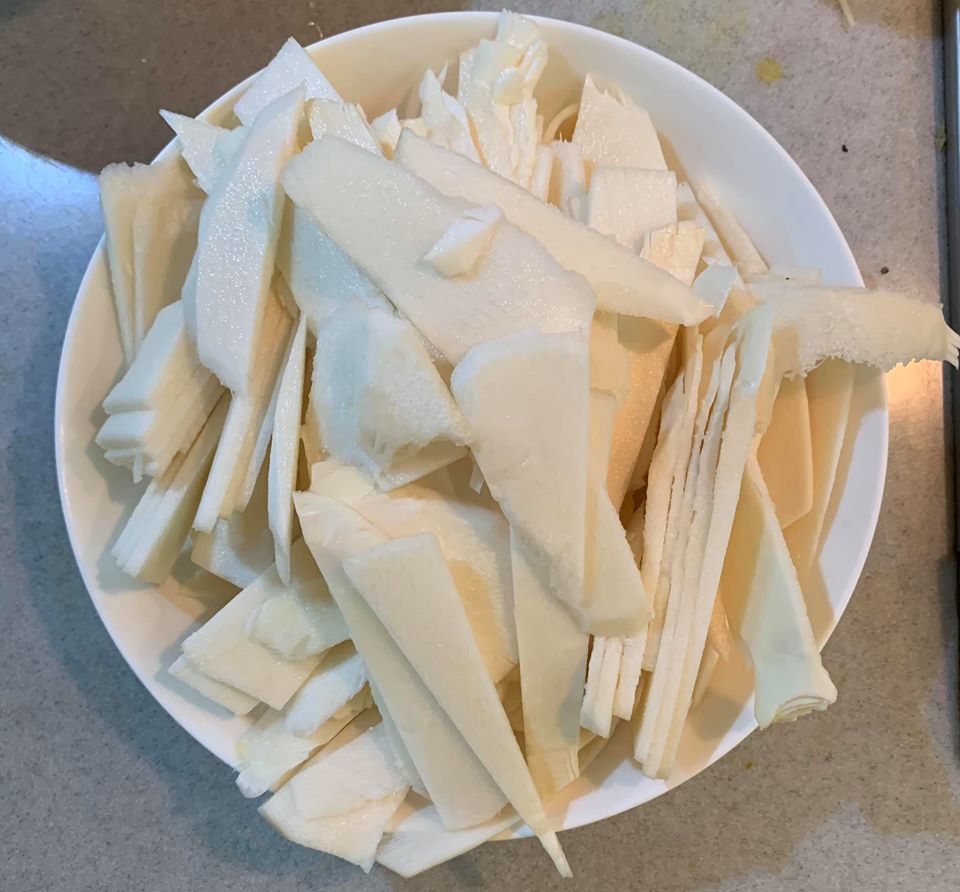 綠竹筍切成片。