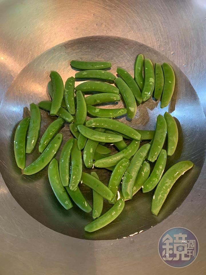 將海參、鯊魚皮、蹄筋、甜豆都汆燙過。