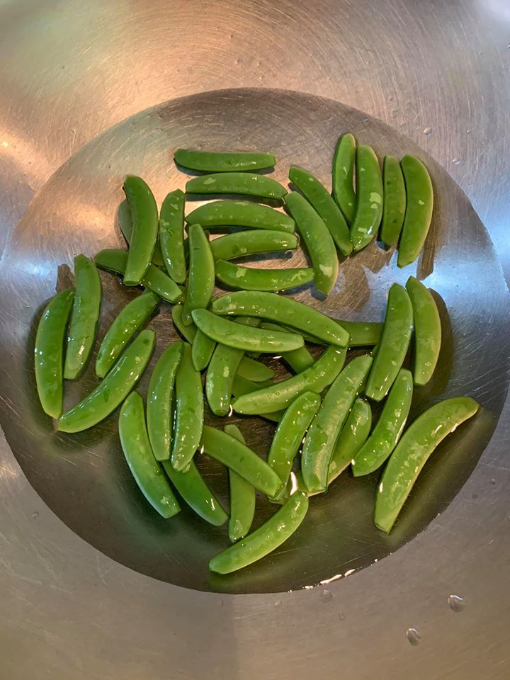 將海參、鯊魚皮、蹄筋、甜豆都汆燙過。