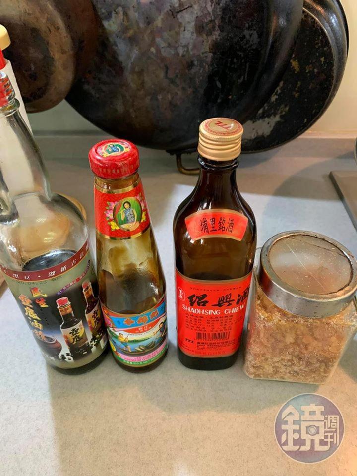 燒這道菜需要的醬油、蠔油、酒、冰糖。