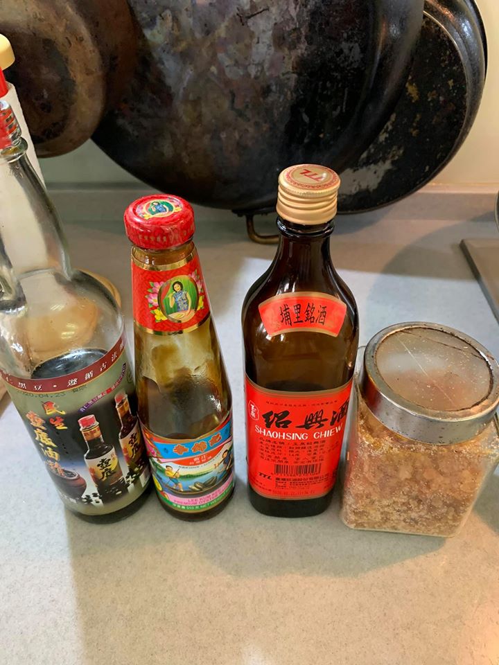 燒這道菜需要的醬油、蠔油、酒、冰糖。