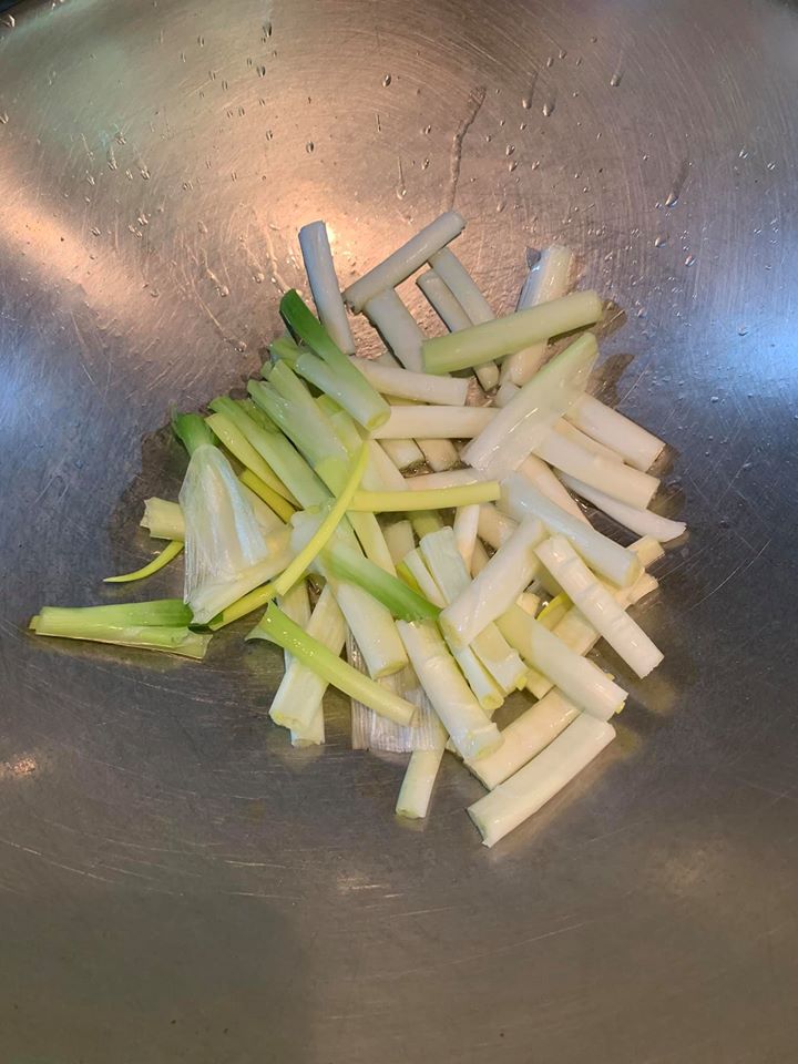 熱鍋先炒蔥白。