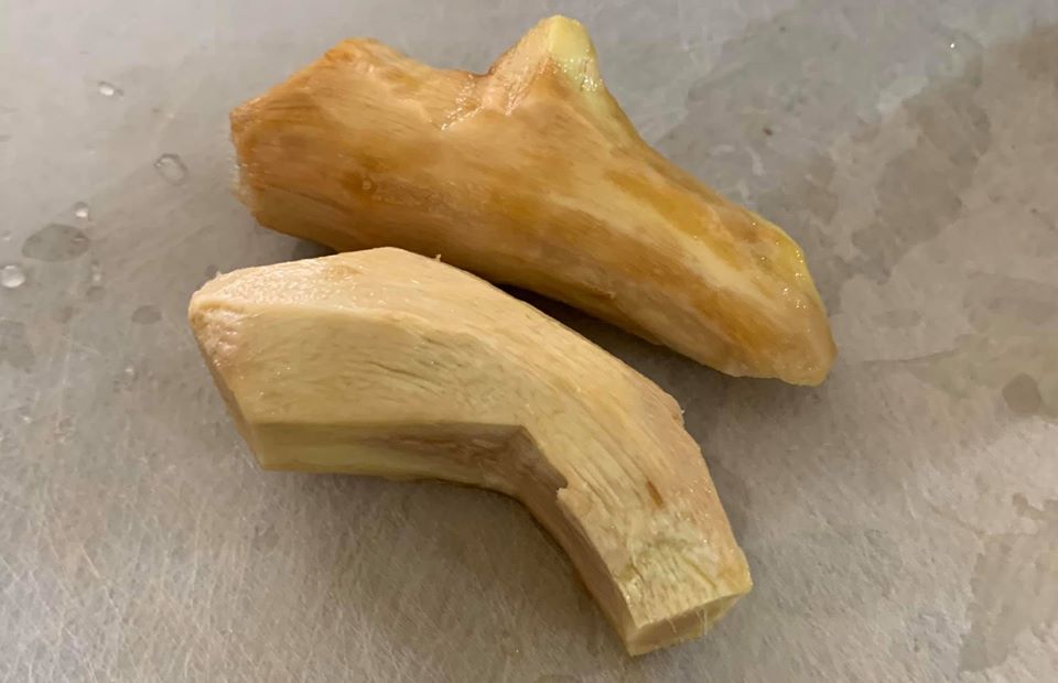 老薑去皮備用。