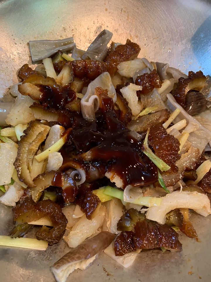 下紹興酒、蠔油、醬油少許、一點水，蓋鍋入味。