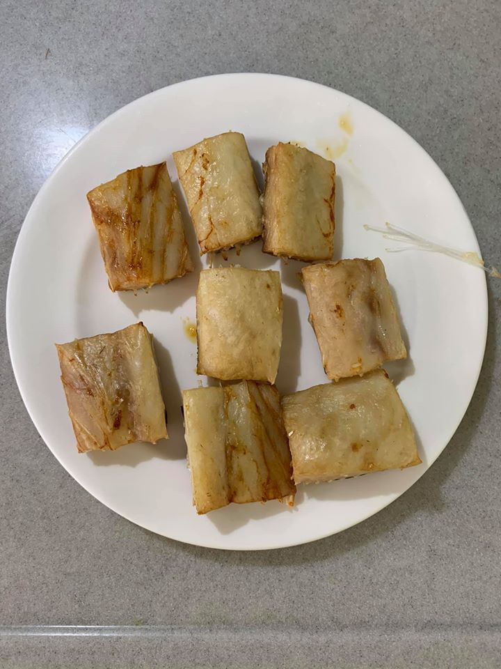 取出放在盤子上,準備進行下一步驟。