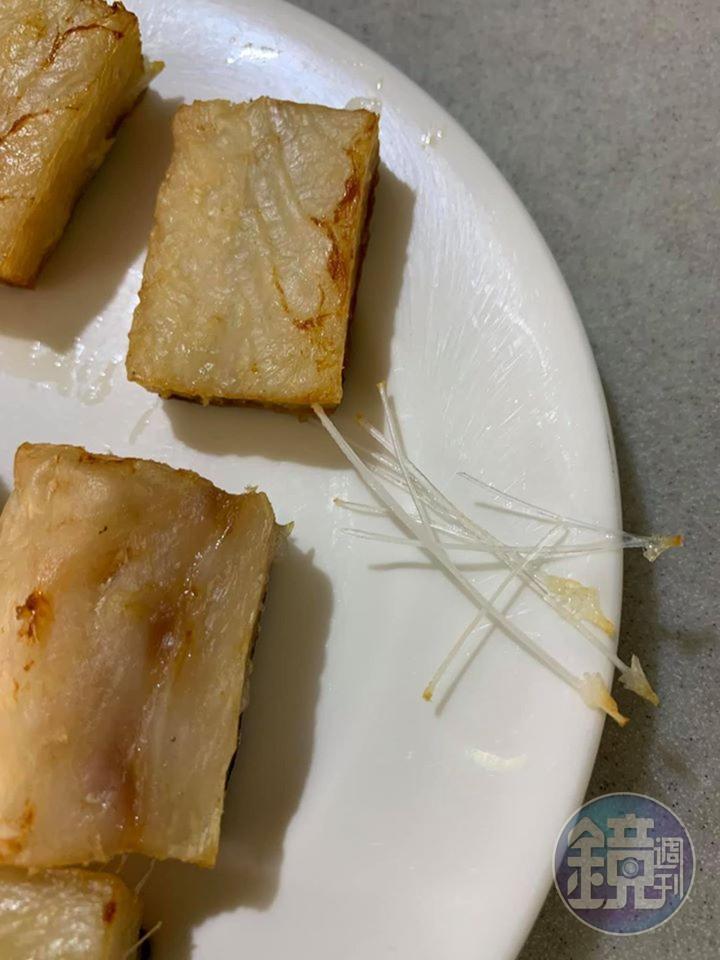 將鰻魚乾的刺抽出。